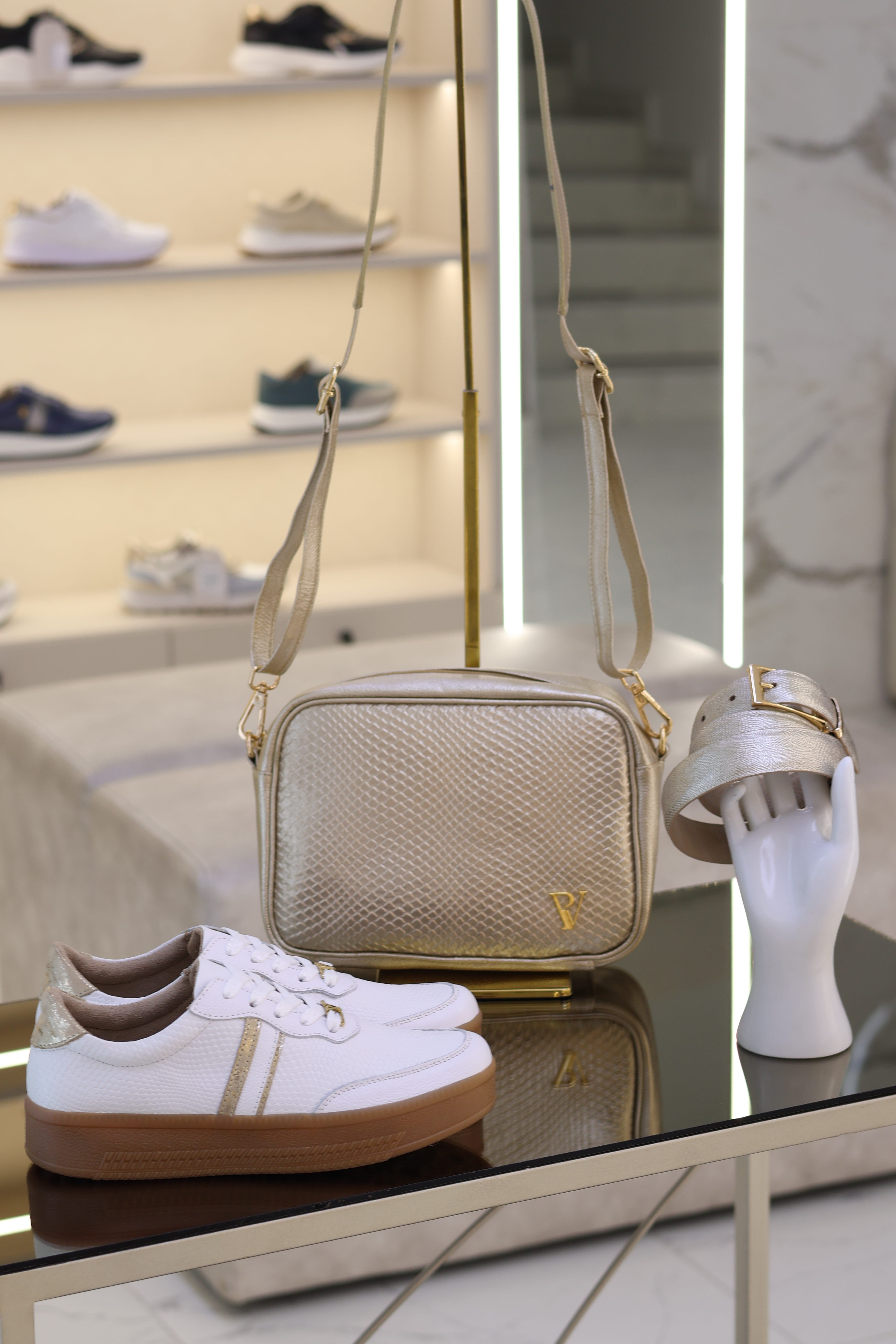 Tenis de cuero Megan blanco oro