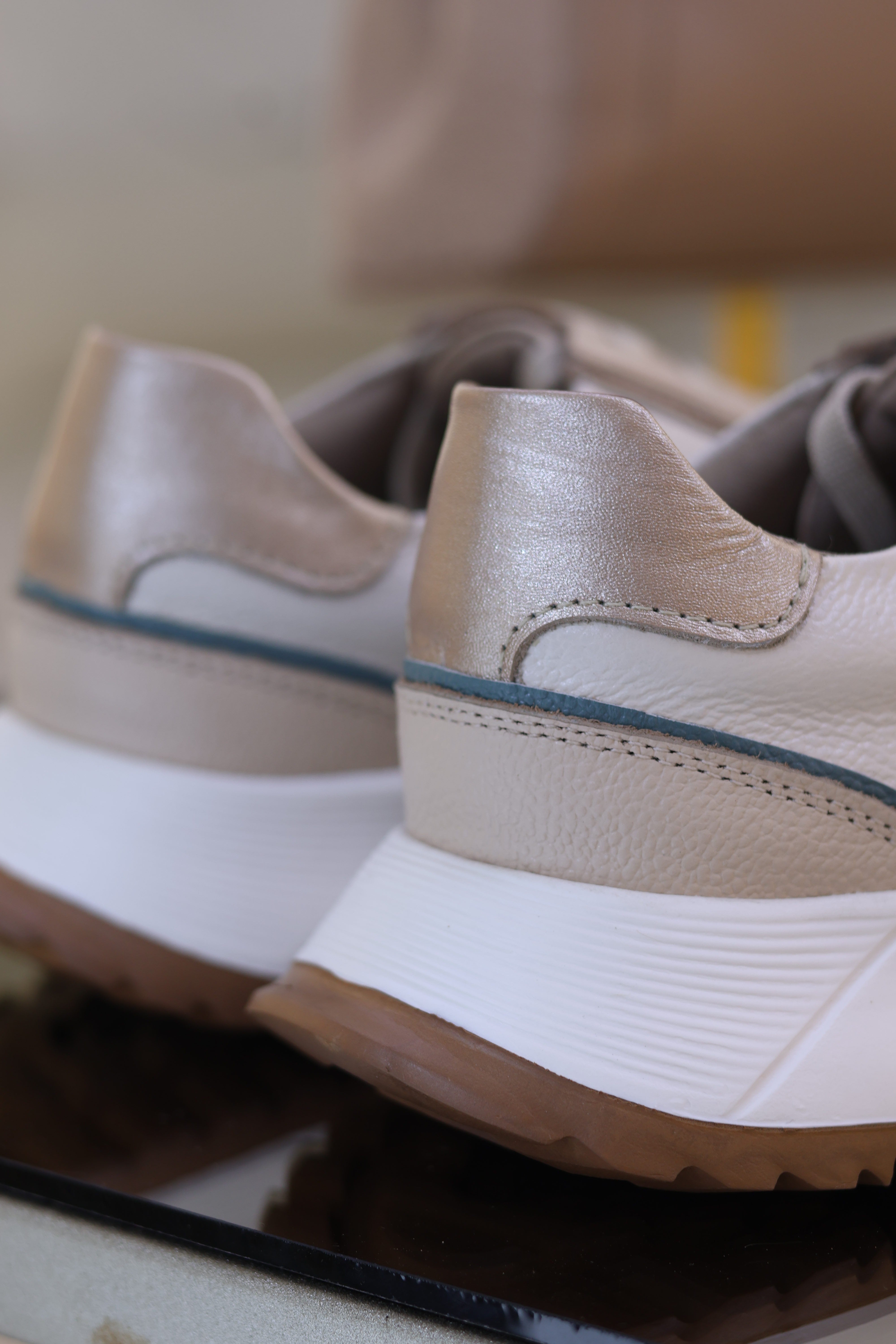 Tenis Bariloche talco x nude en Cuero