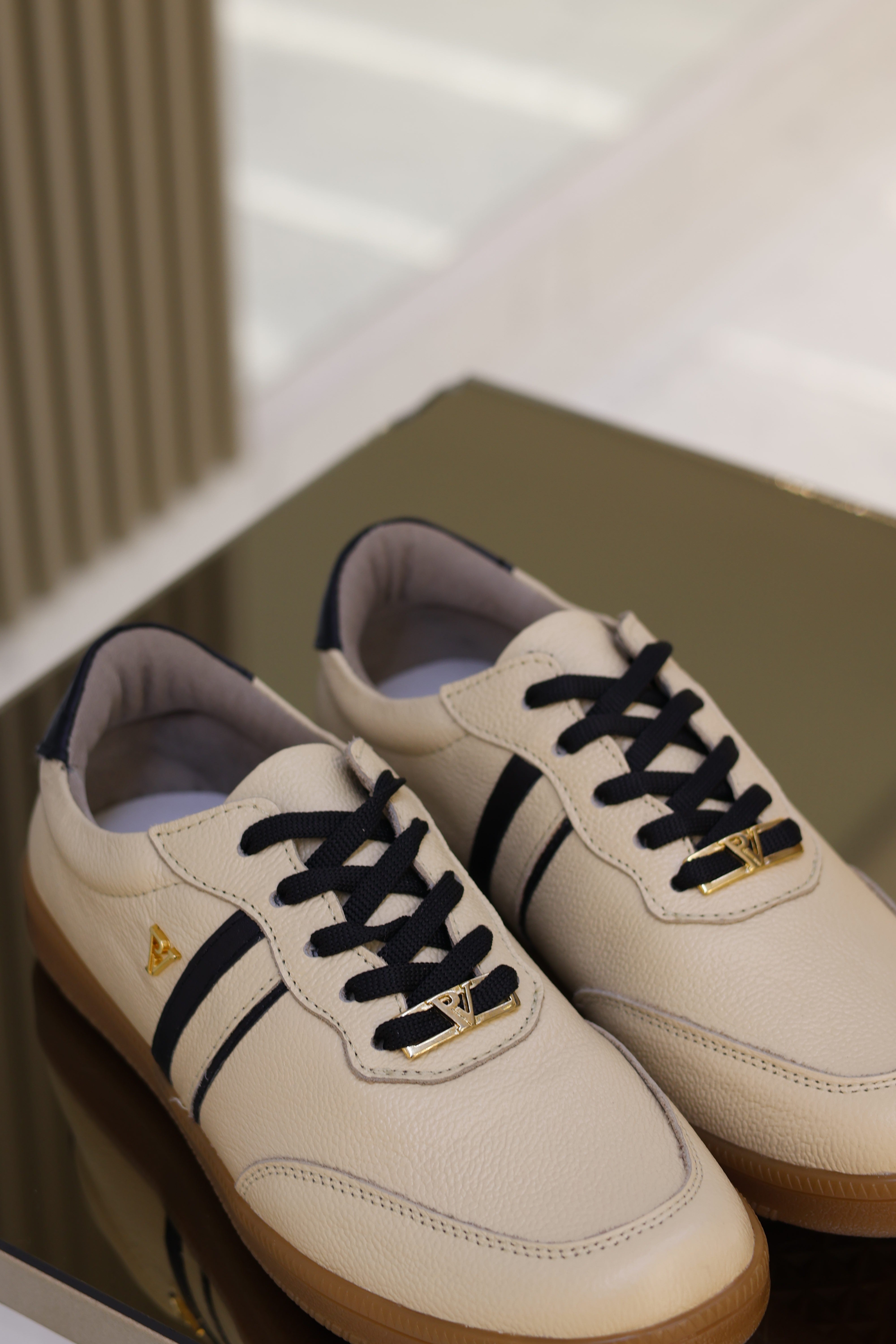 Tenis megan mantequilla en cuero