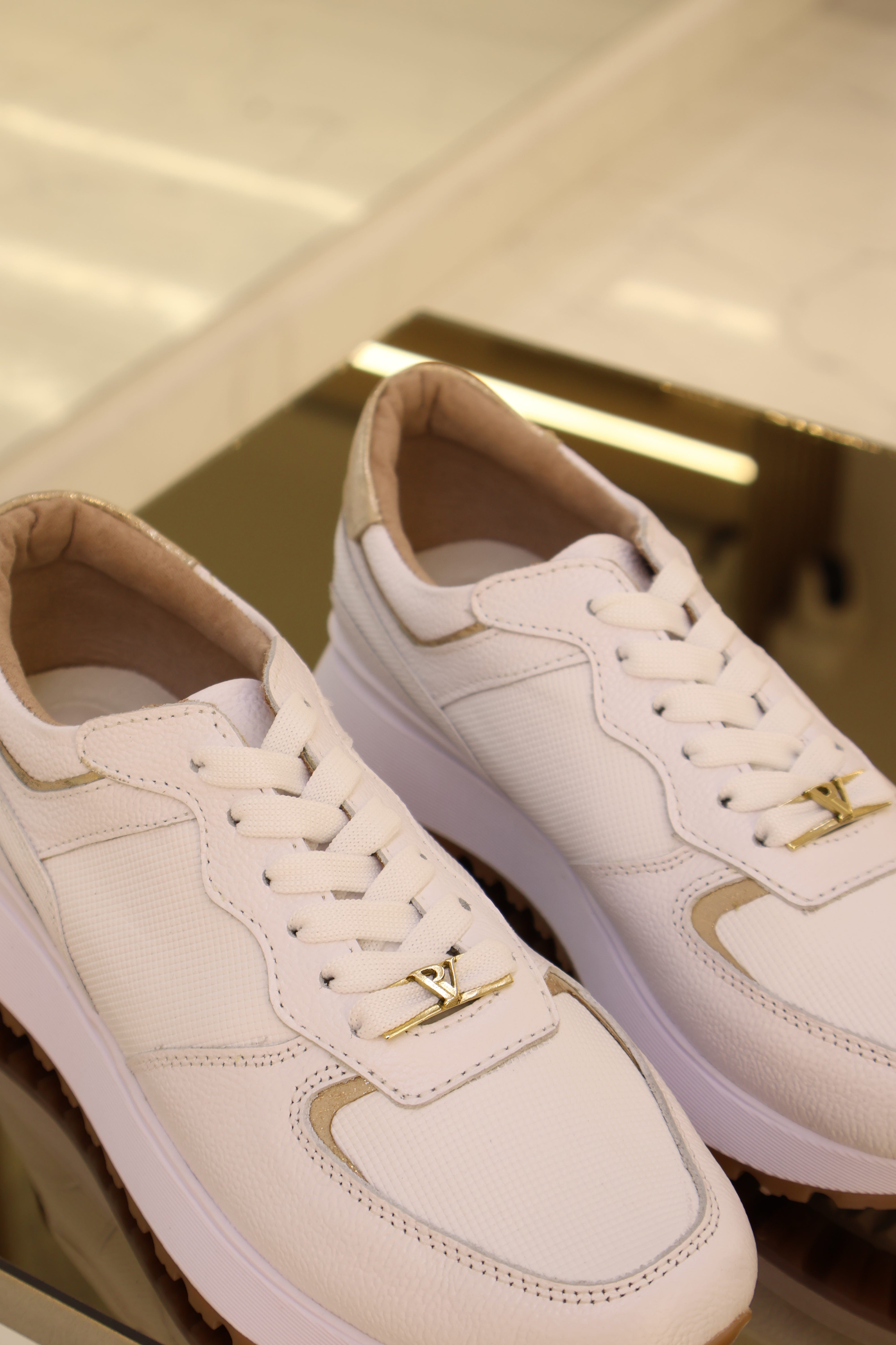 Milu blanco oro chanel tenis de cuero