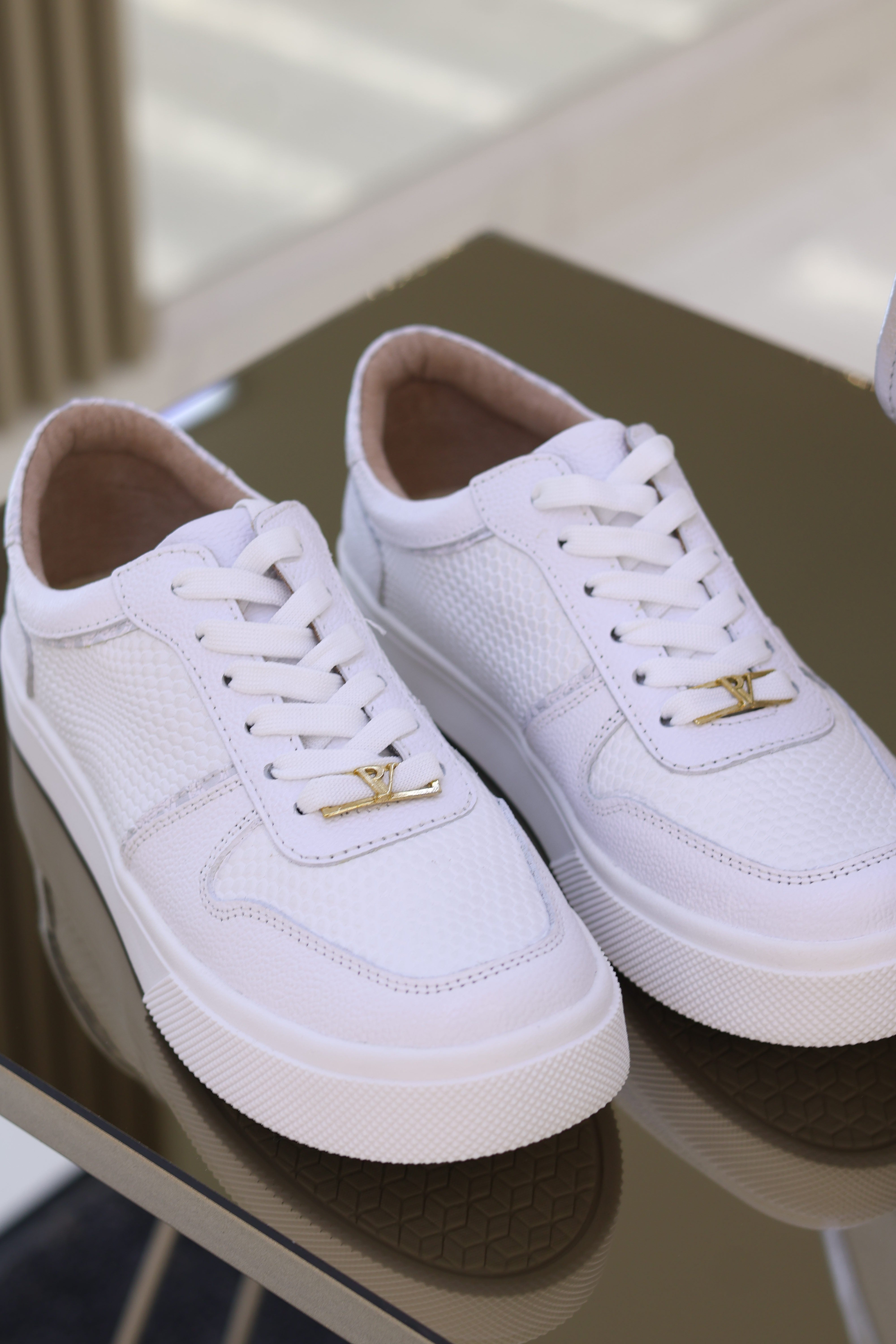 Tenis de cuero Chanel blanco plata