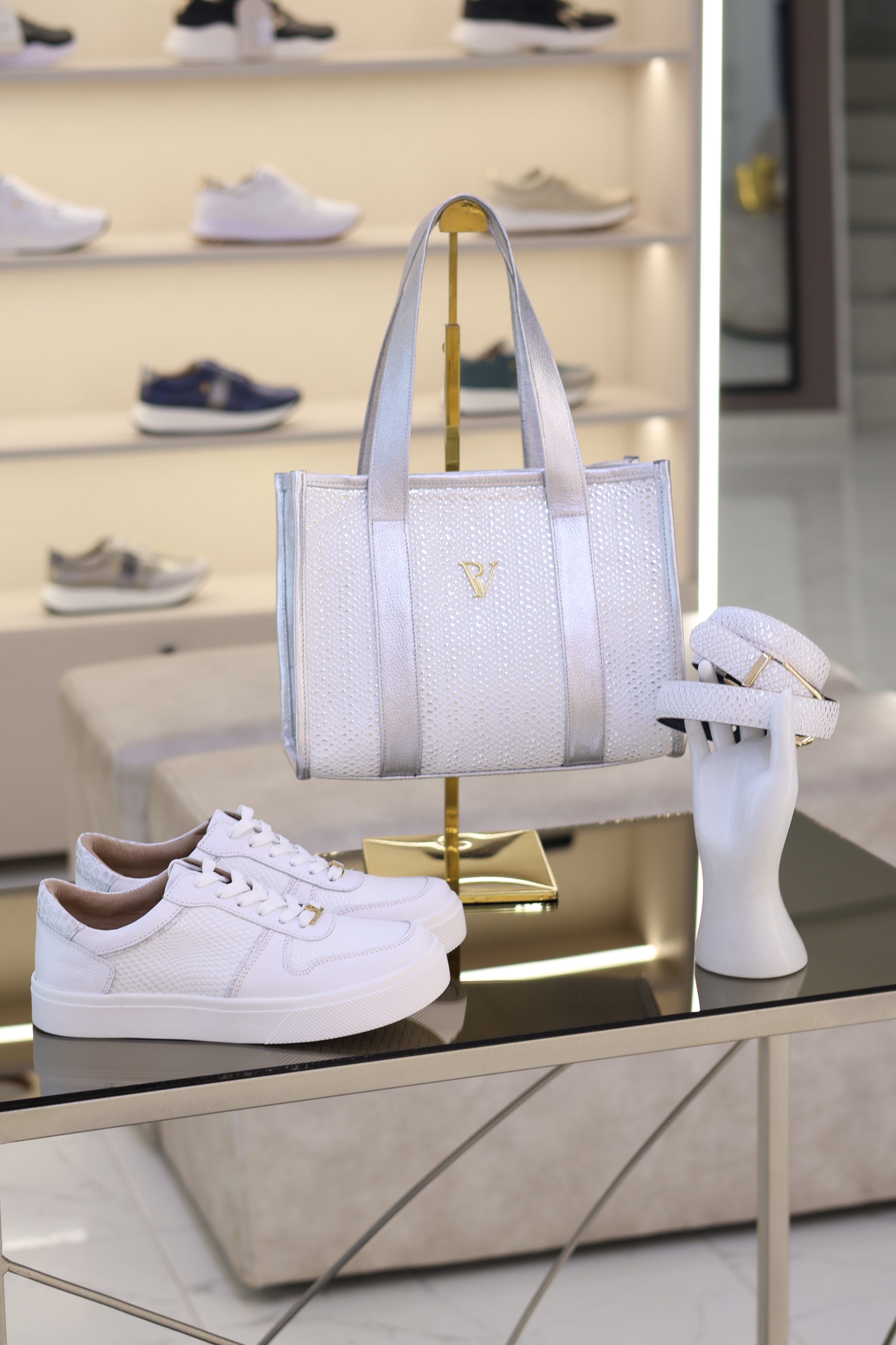 Tenis de cuero Chanel blanco plata