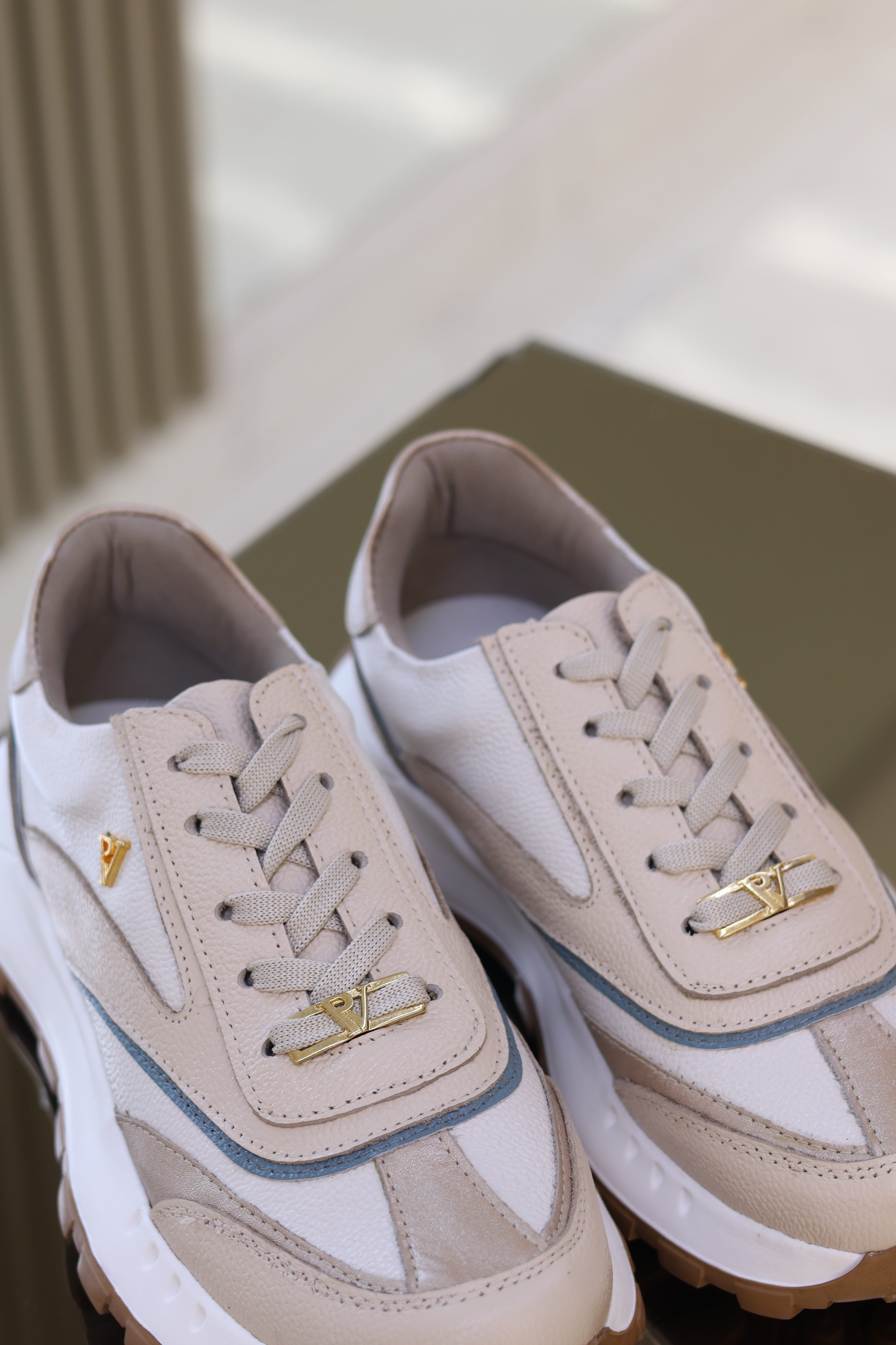 Tenis Bariloche talco x nude en Cuero