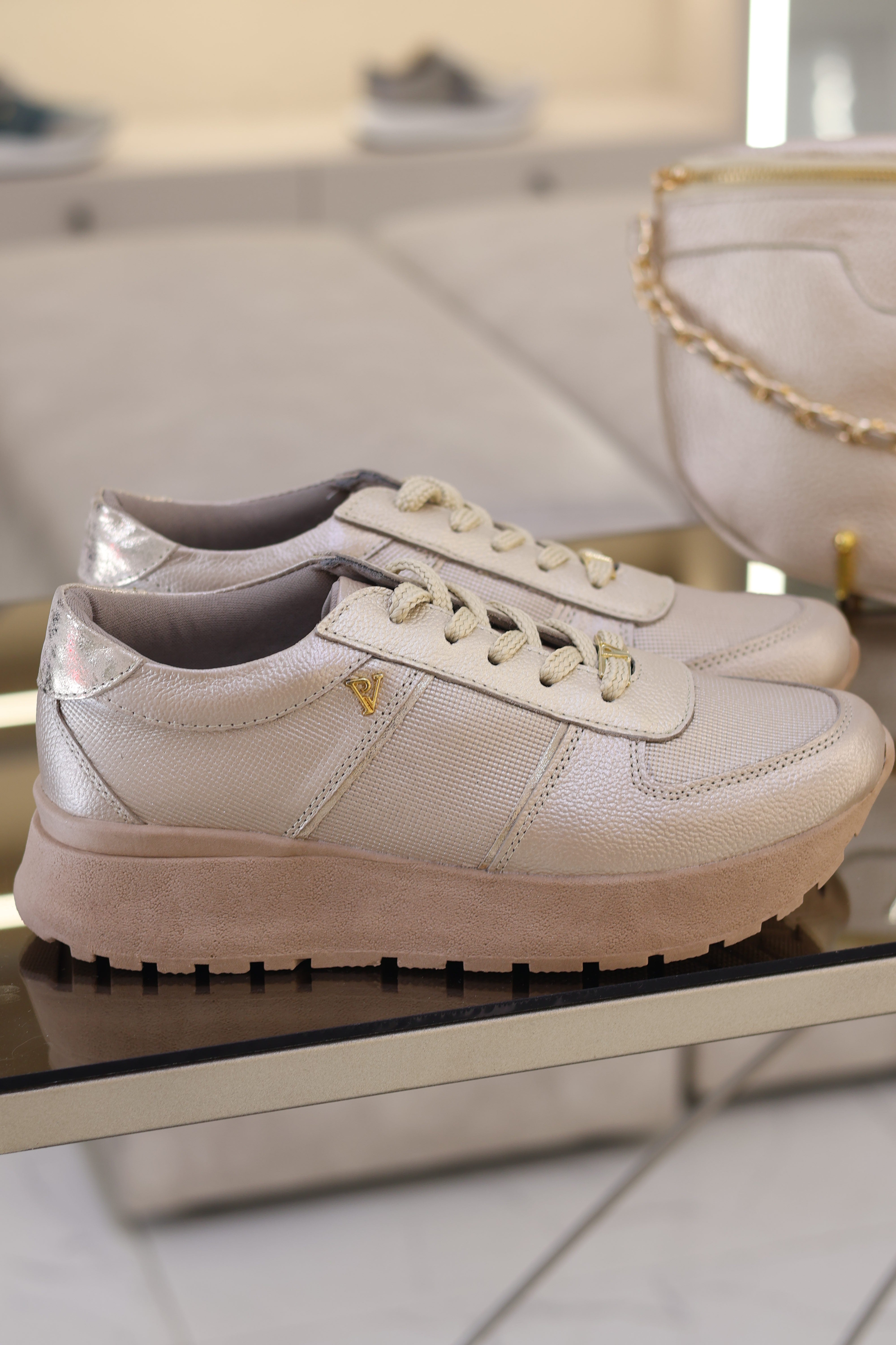 Tenis Samy oro gold en cuero