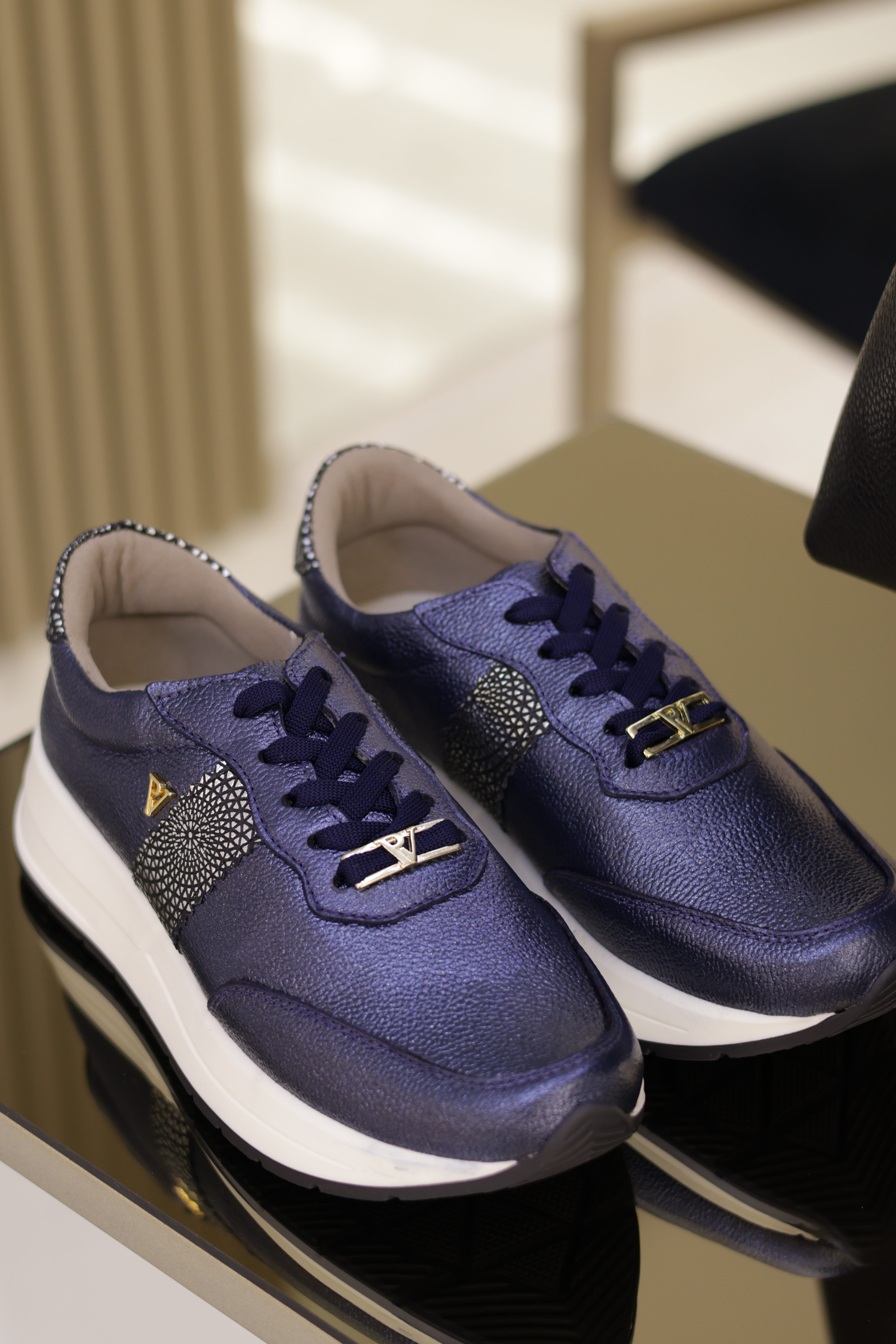 Tenis Oso azul metal en cuero