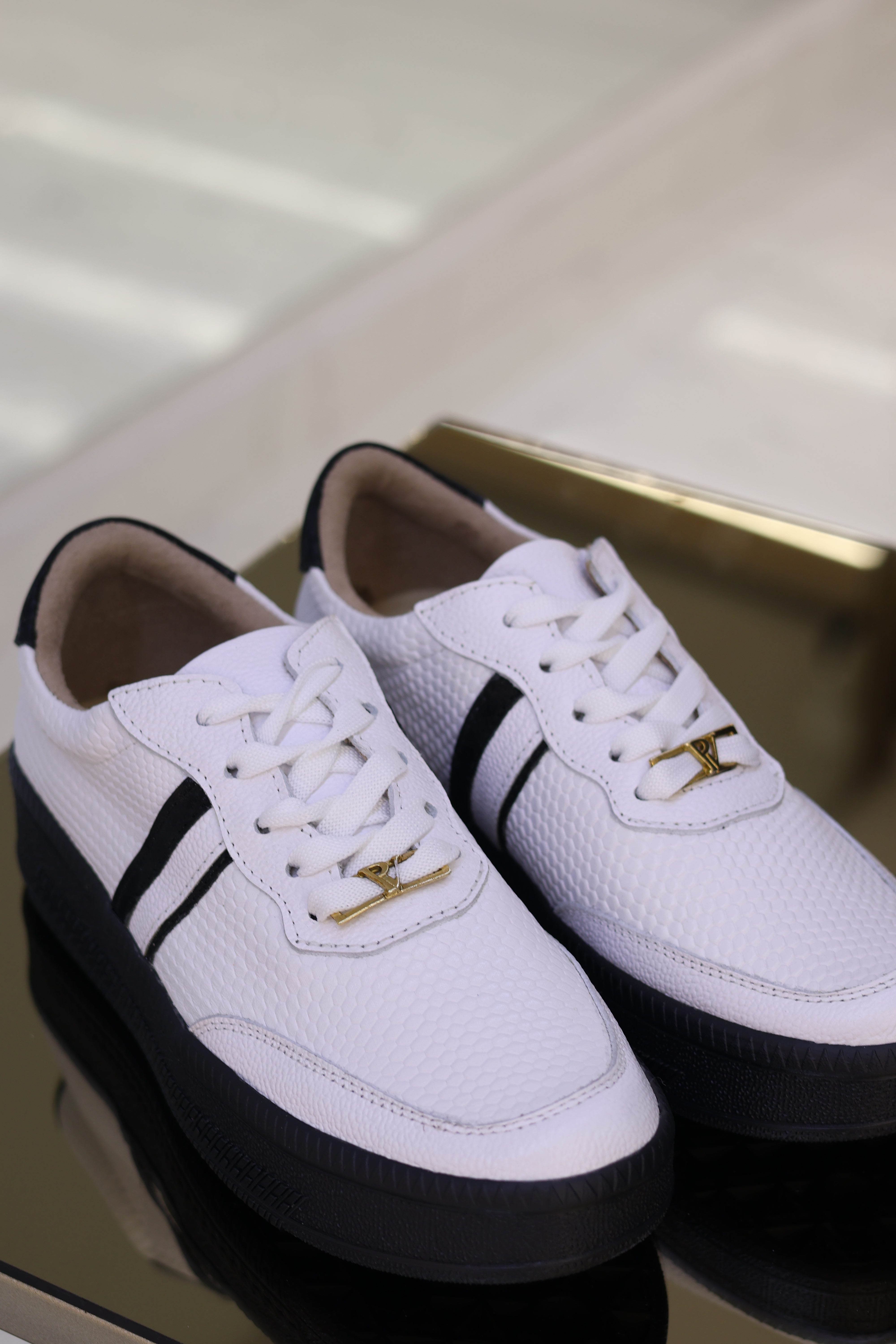 Tenis de cuero Megan blanco suela negra