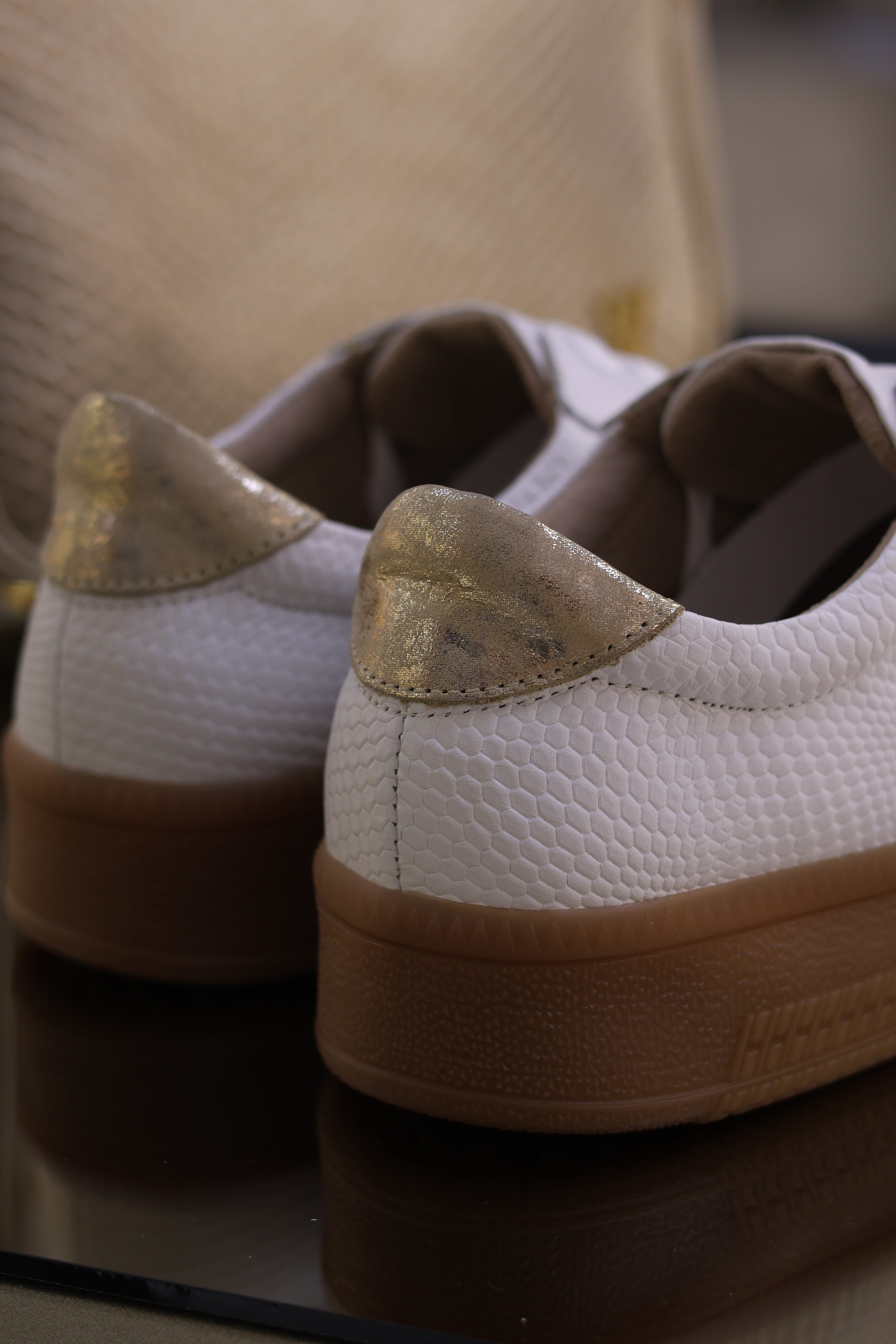 Tenis de cuero Megan blanco oro