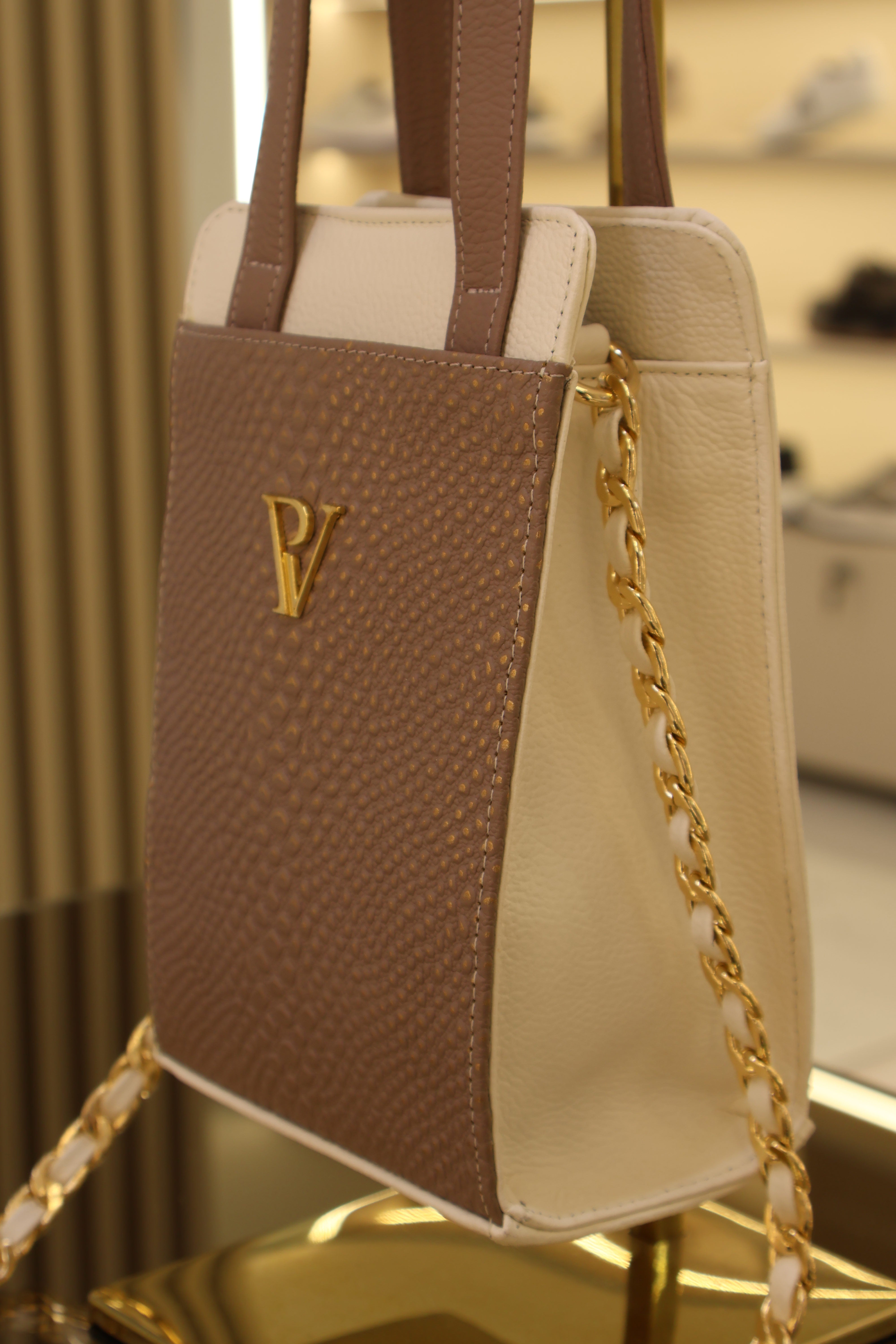 Manos libres valentino en cuero talco taupe