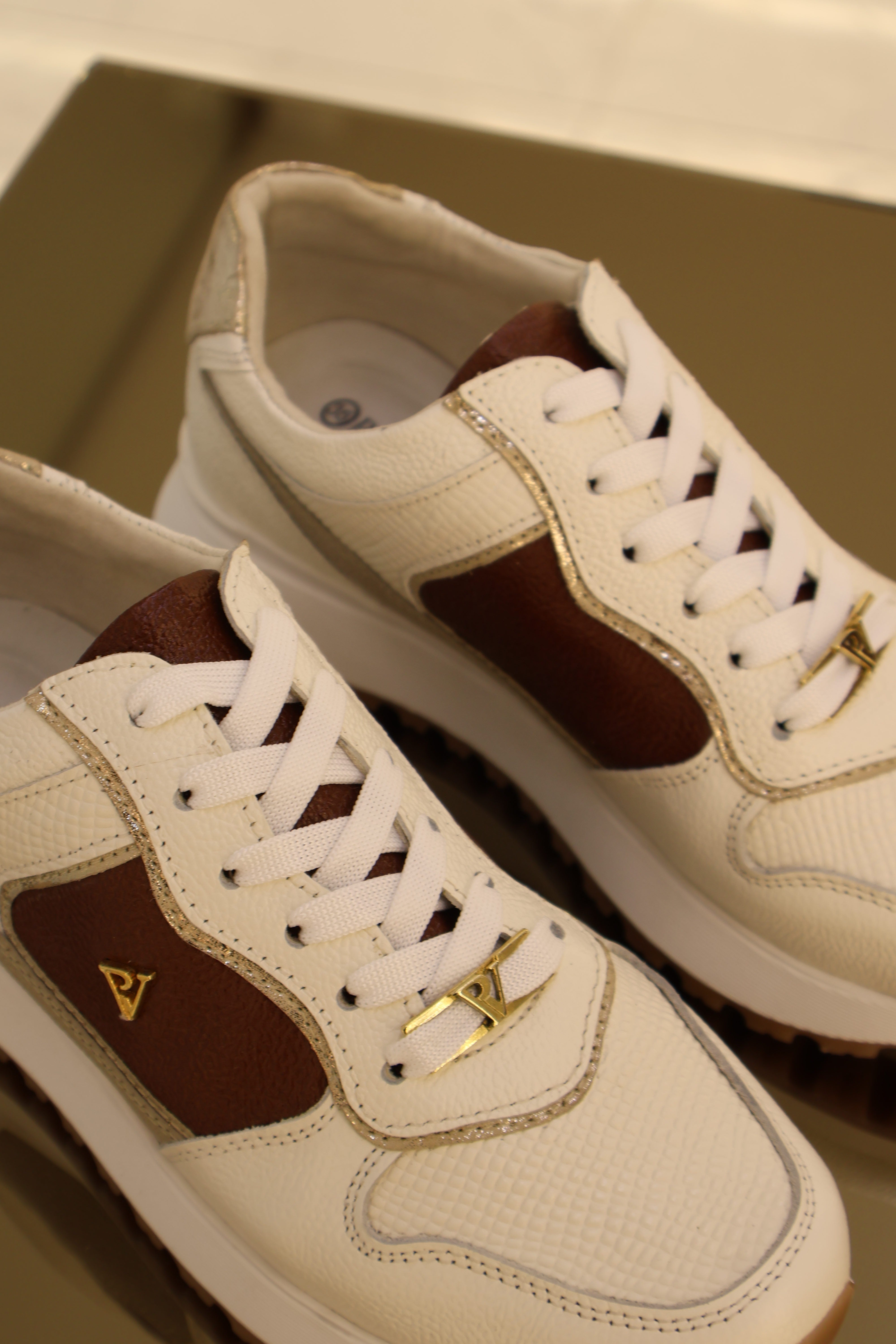 Romeo talco x cafe tenis en cuero