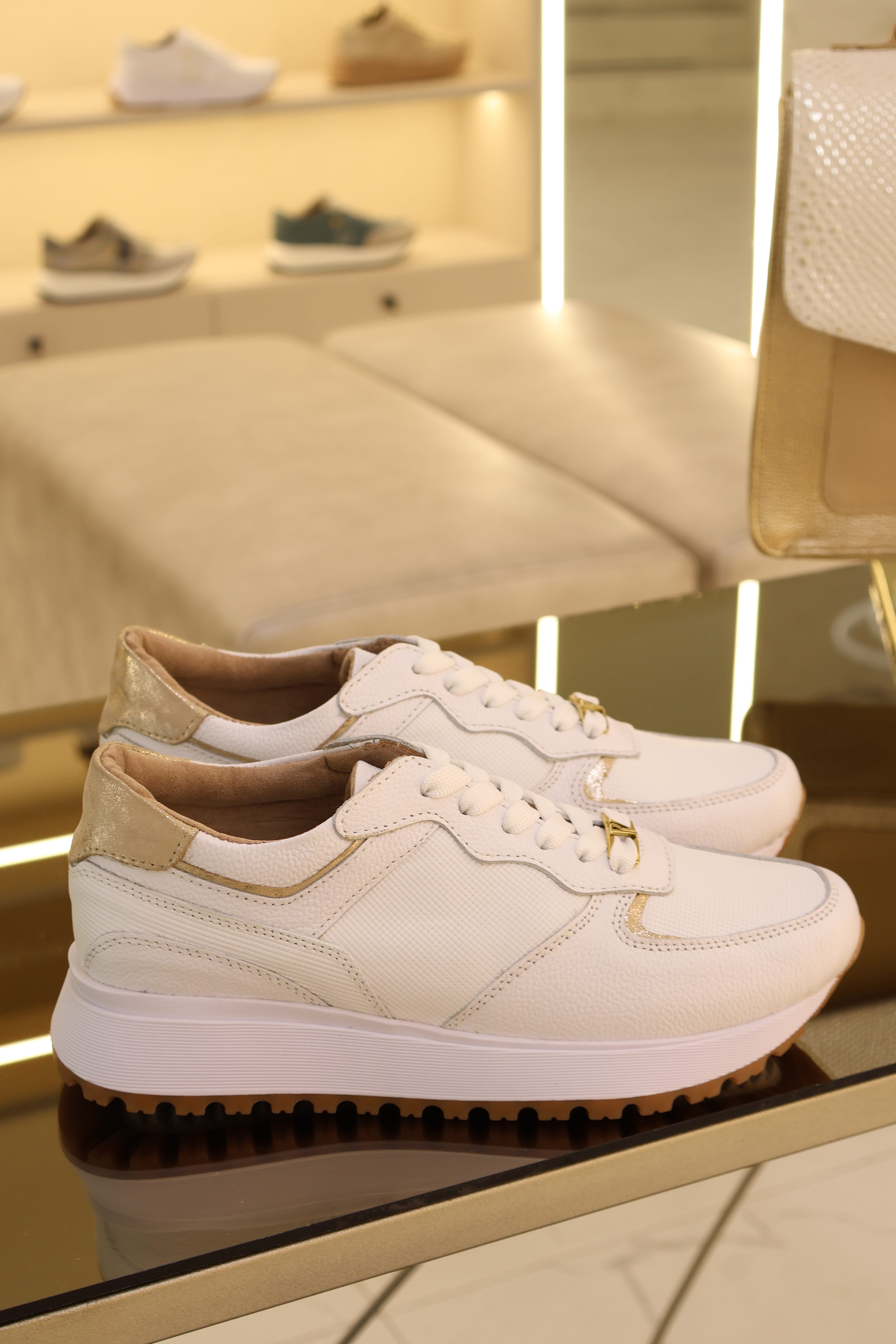 Milu blanco oro chanel tenis de cuero