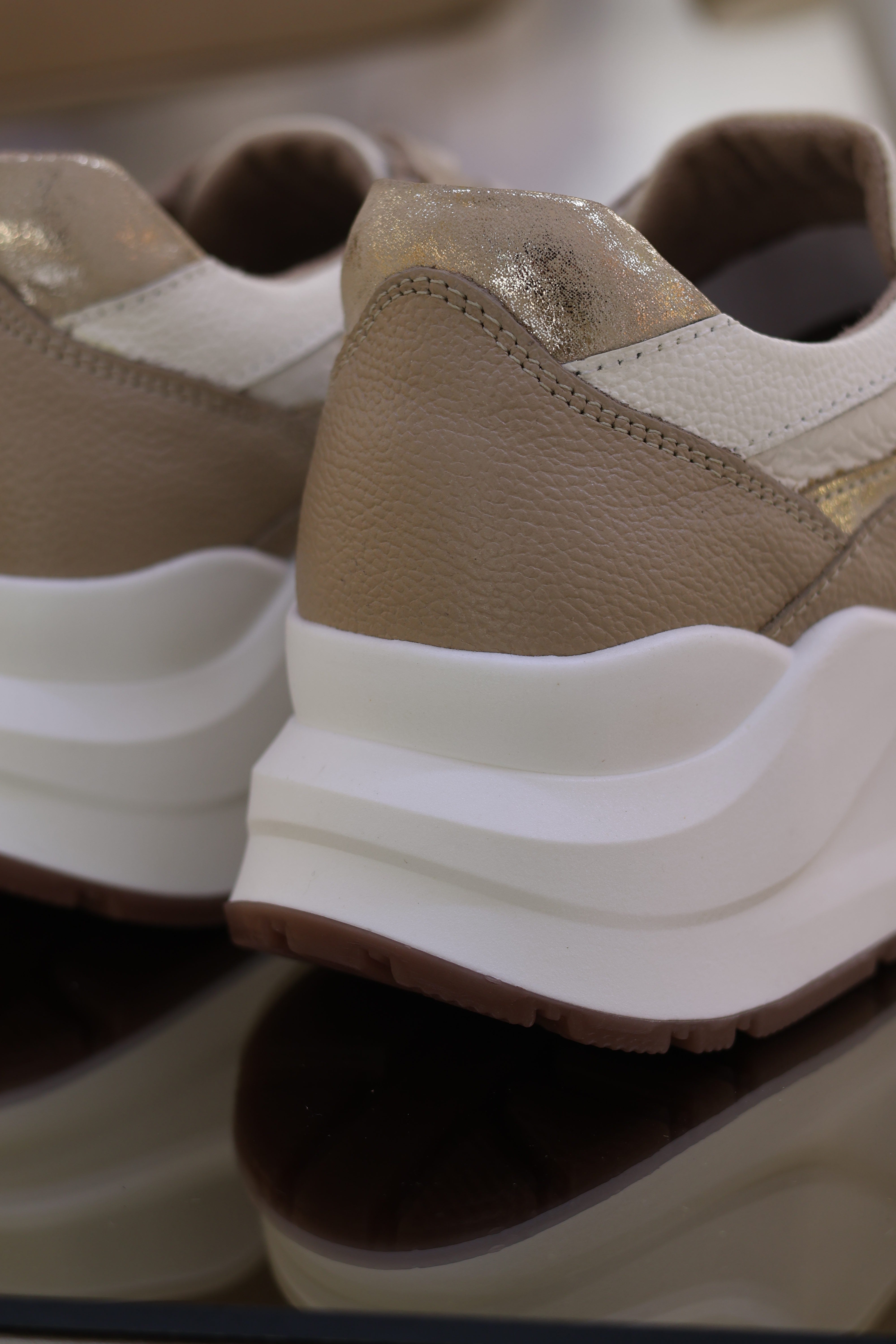 Tenis de cuero Samara talco taupe