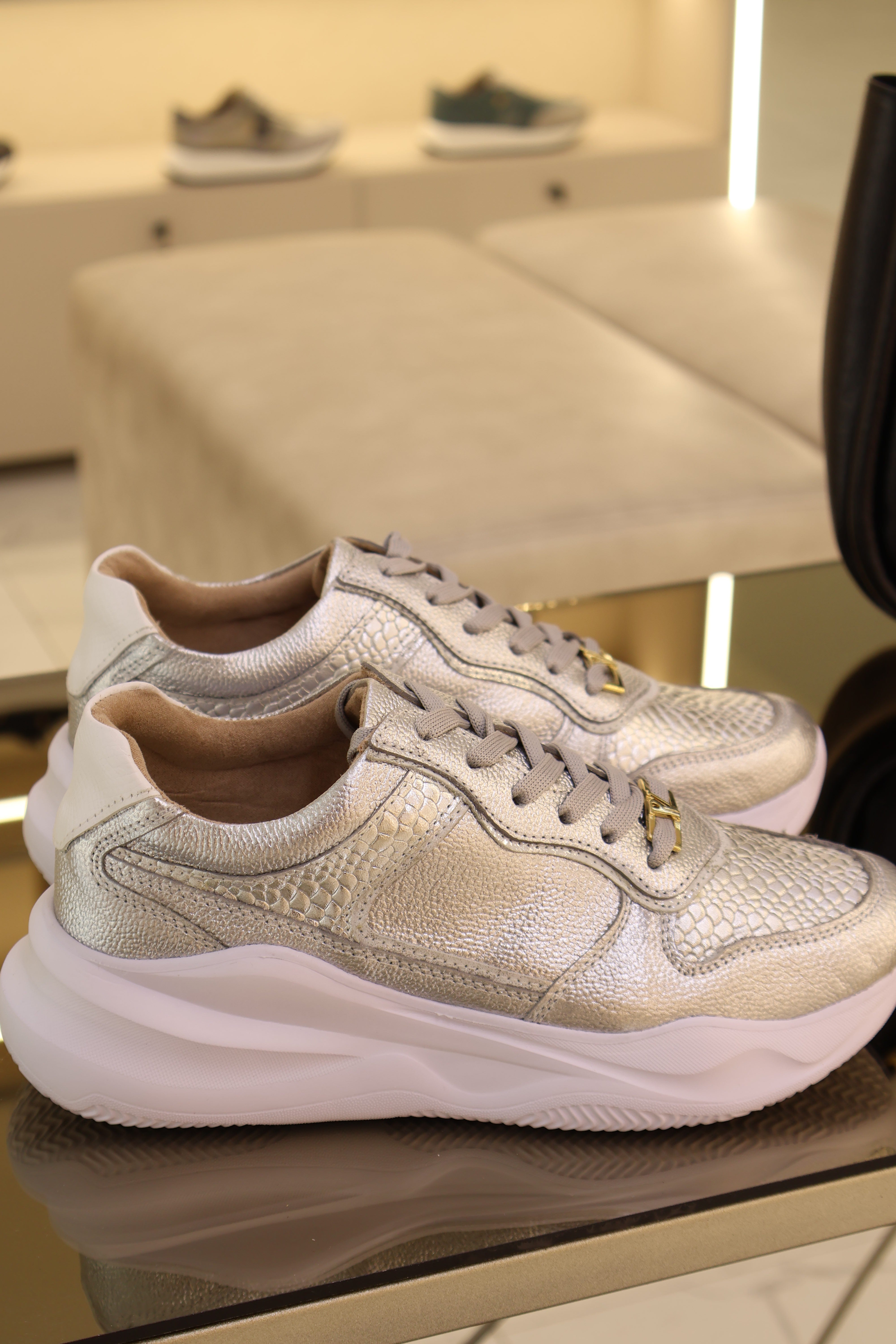 Tenis de cuero Romeo plata folia Liz blanco