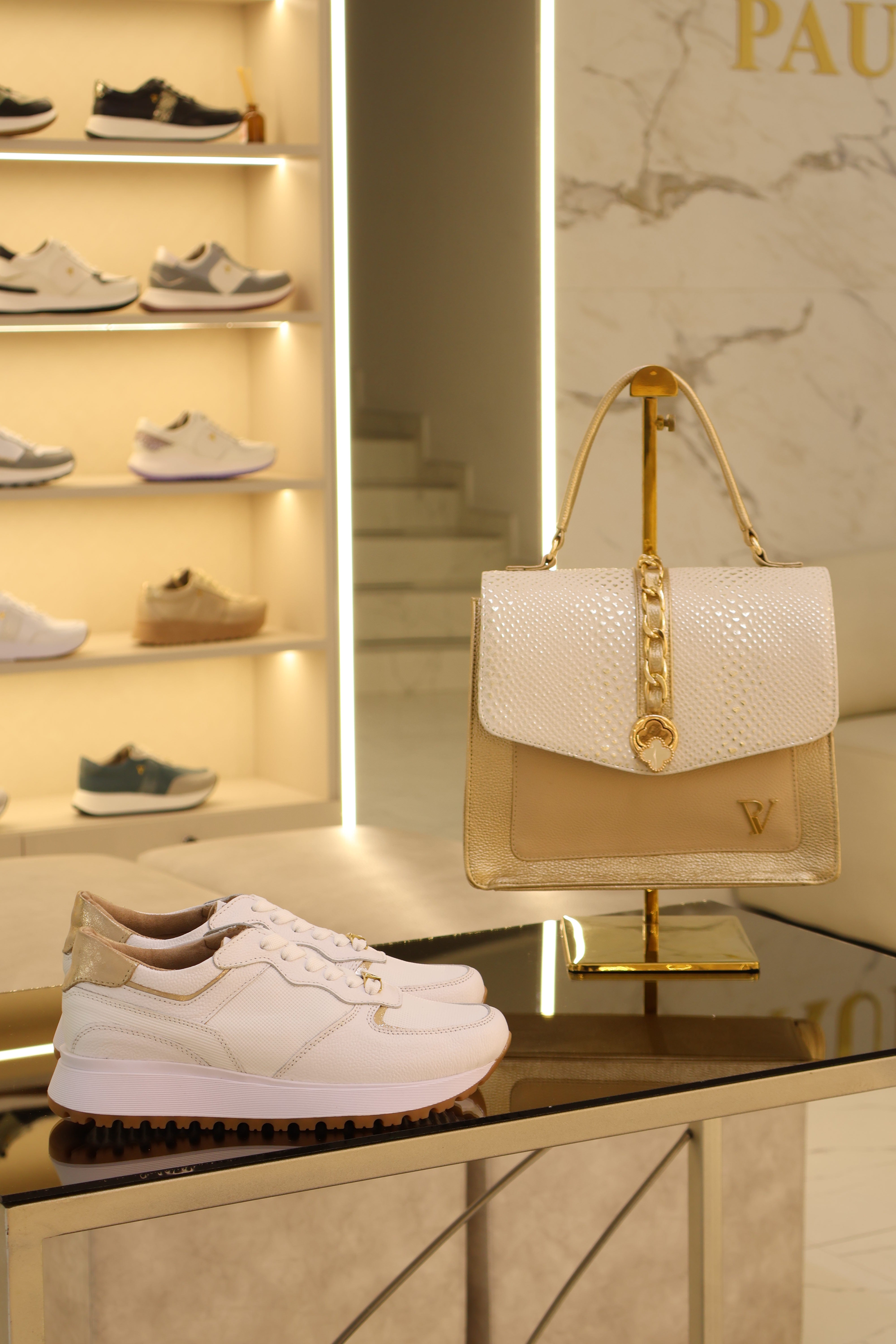 Milu blanco oro chanel tenis de cuero