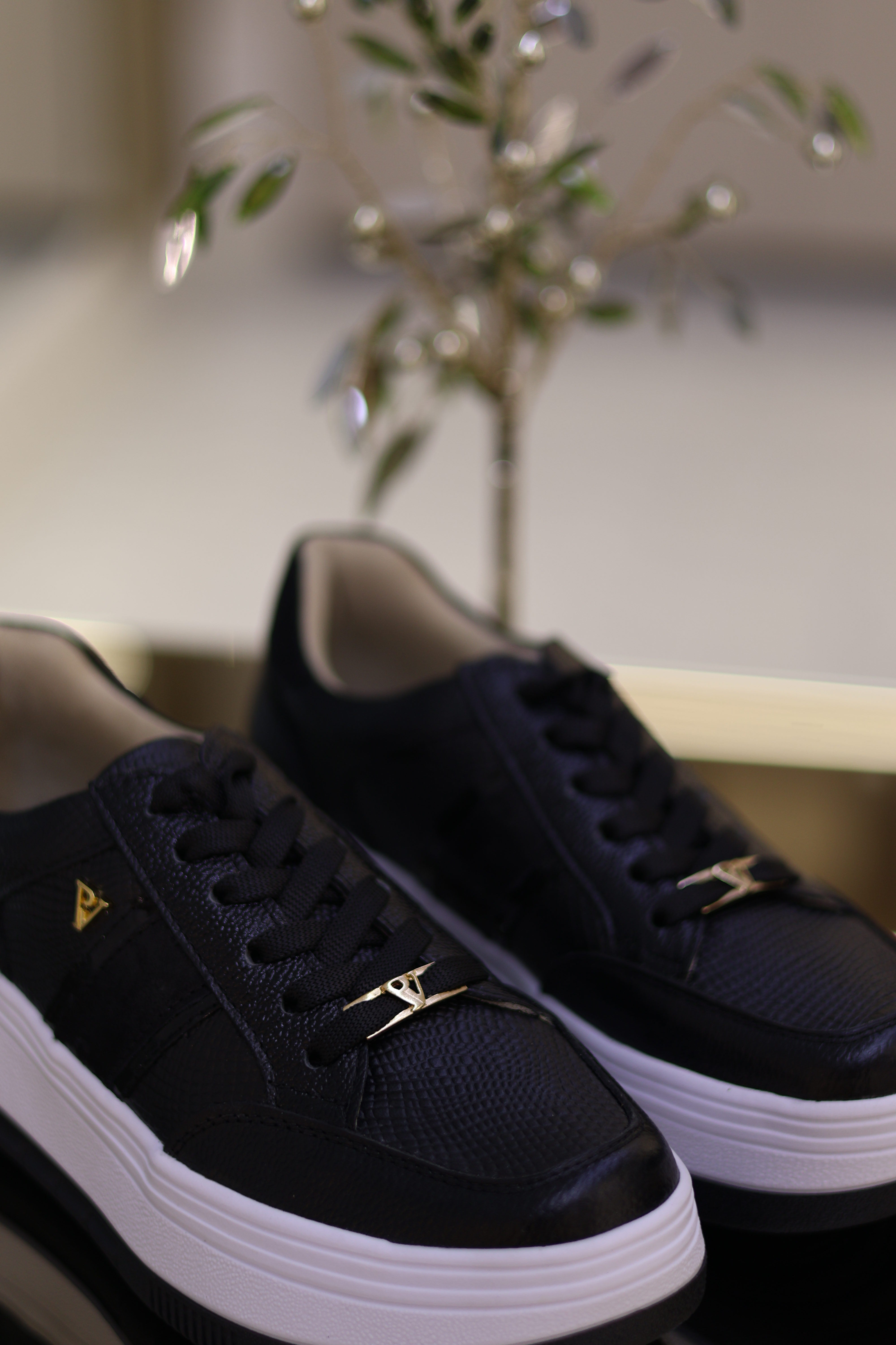 Tenis Aspen en cuero Negro aona