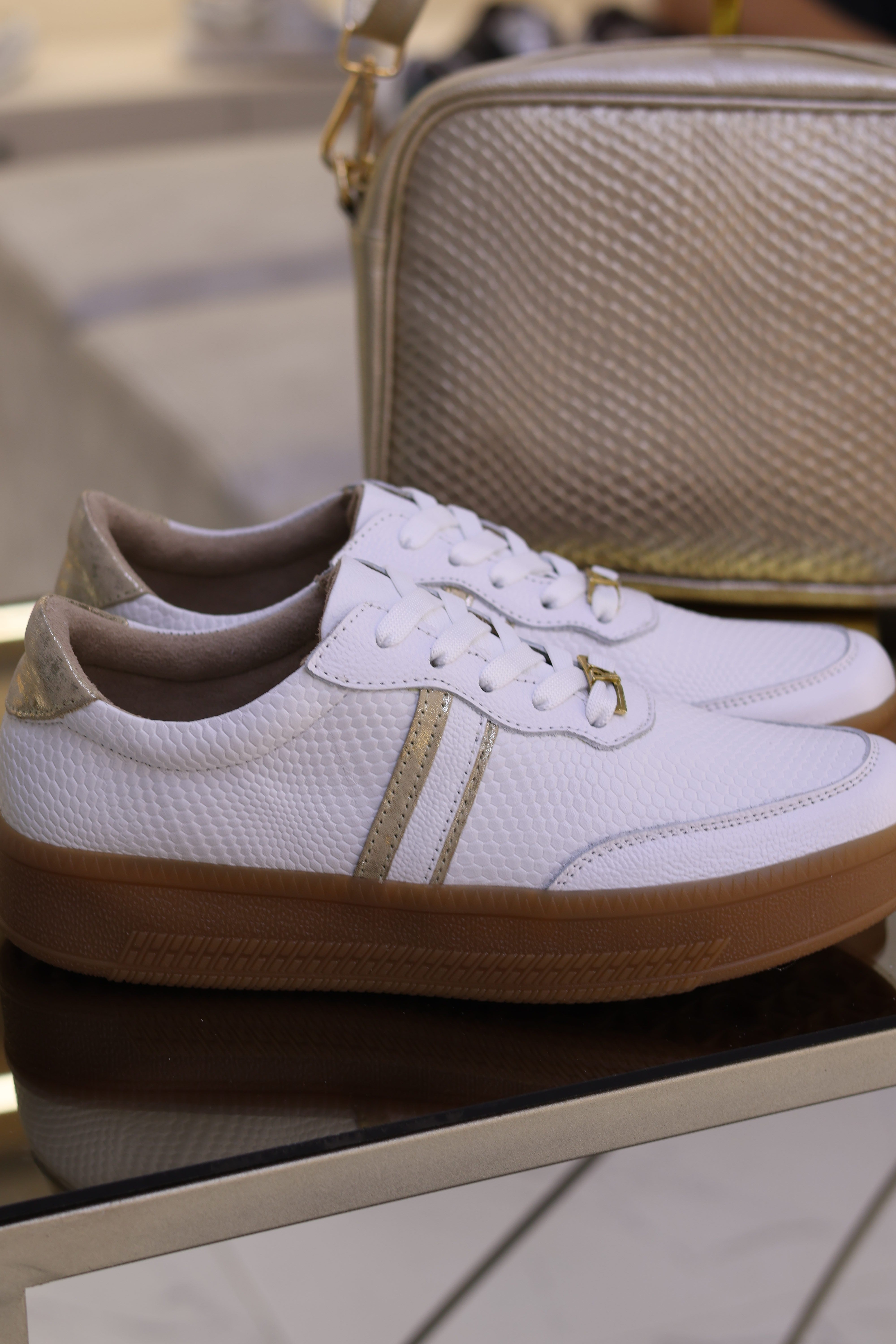 Tenis de cuero Megan blanco oro