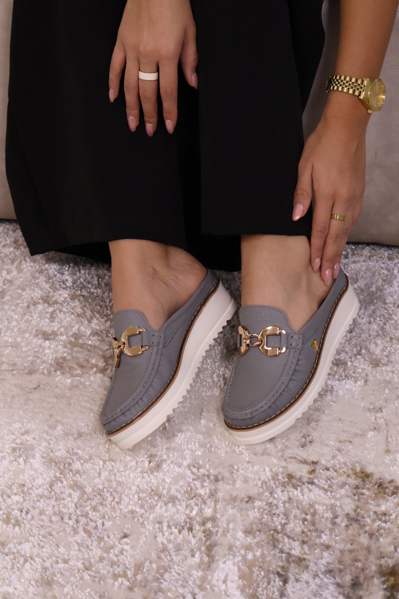 Sueco Cleo Soft Gold en cuero gris humo para mujer - Paula Vélez - PAULA VELEZ