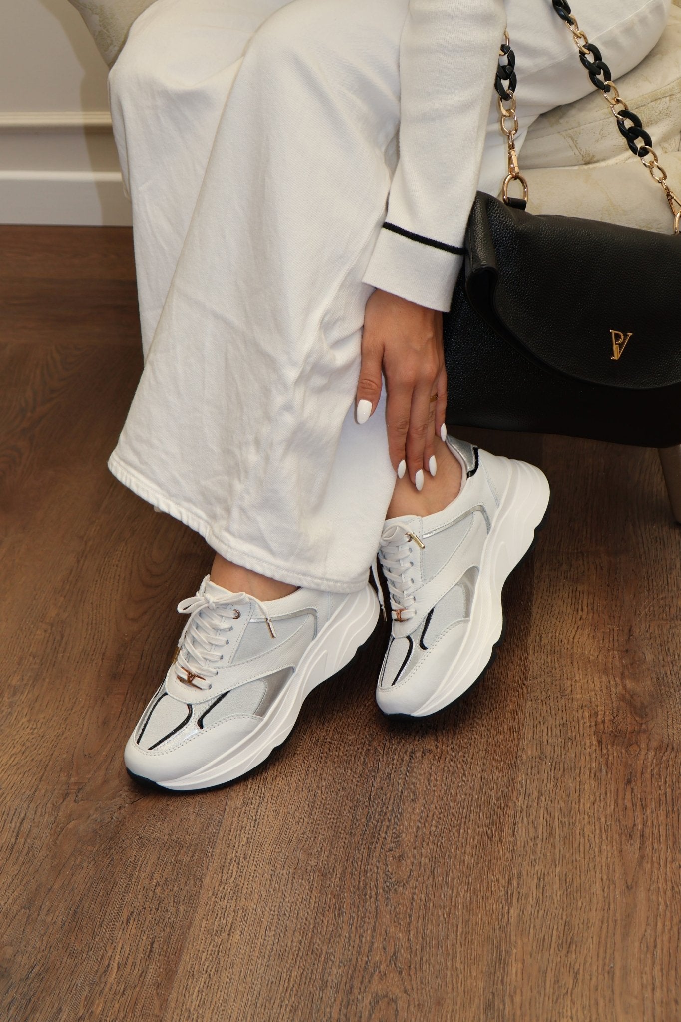 Tenis Boreal Blanco Gamuza Gris Plata en Cuero - PAULA VELEZ