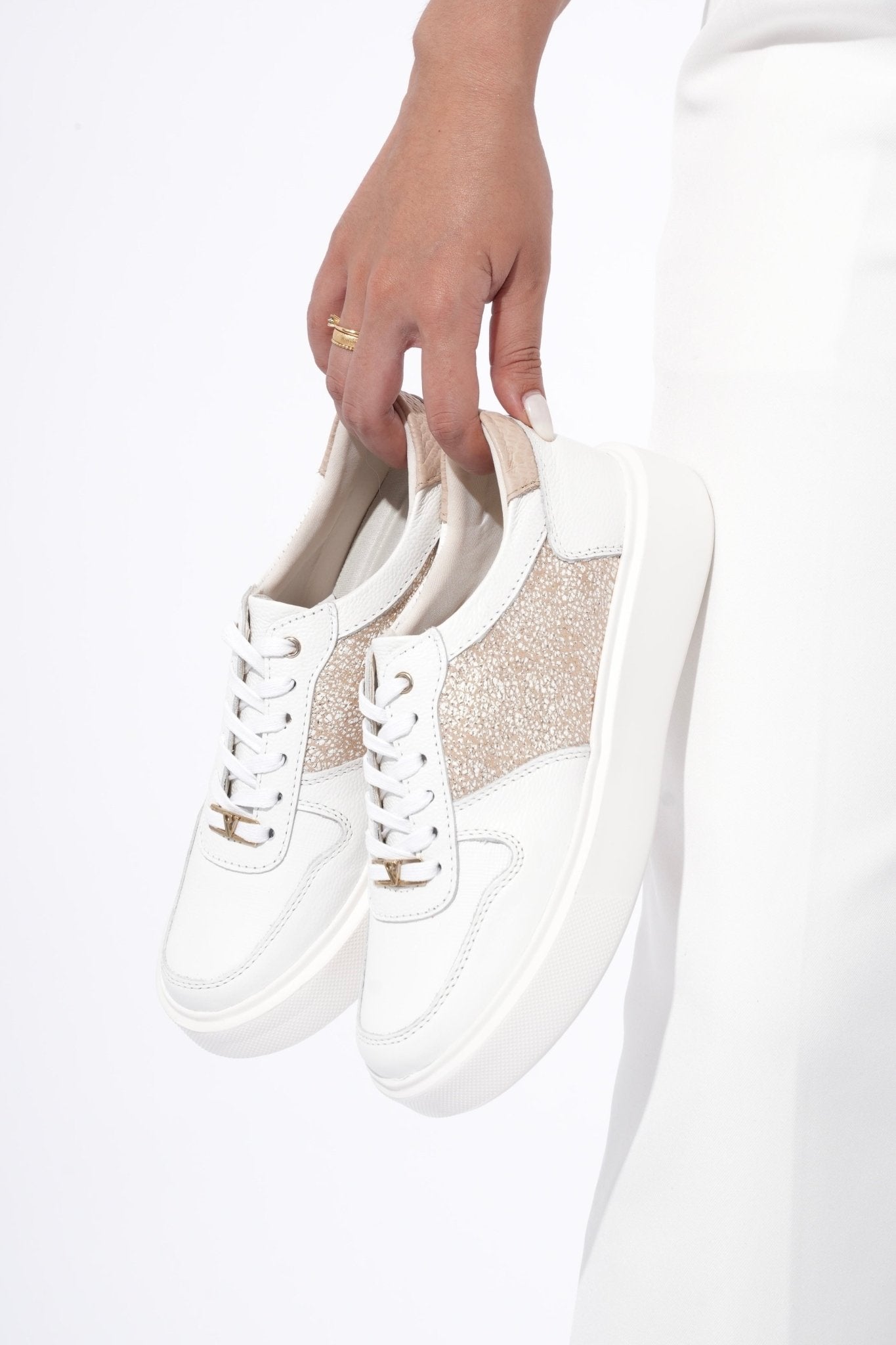 Tenis Chanel blanco toscana folia Oro en cuero - PAULA VELEZ