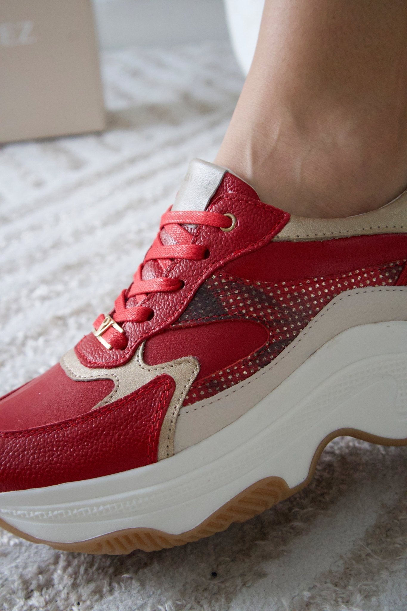 Tenis de cuero Samara rojo folia oro - PAULA VELEZ