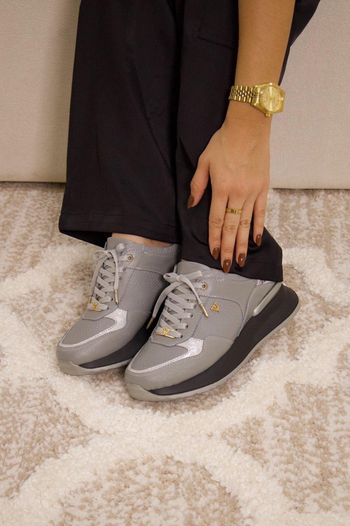Tenis Denver en cuero gris con folia plata para mujer - Paula Vélez - PAULA VELEZ