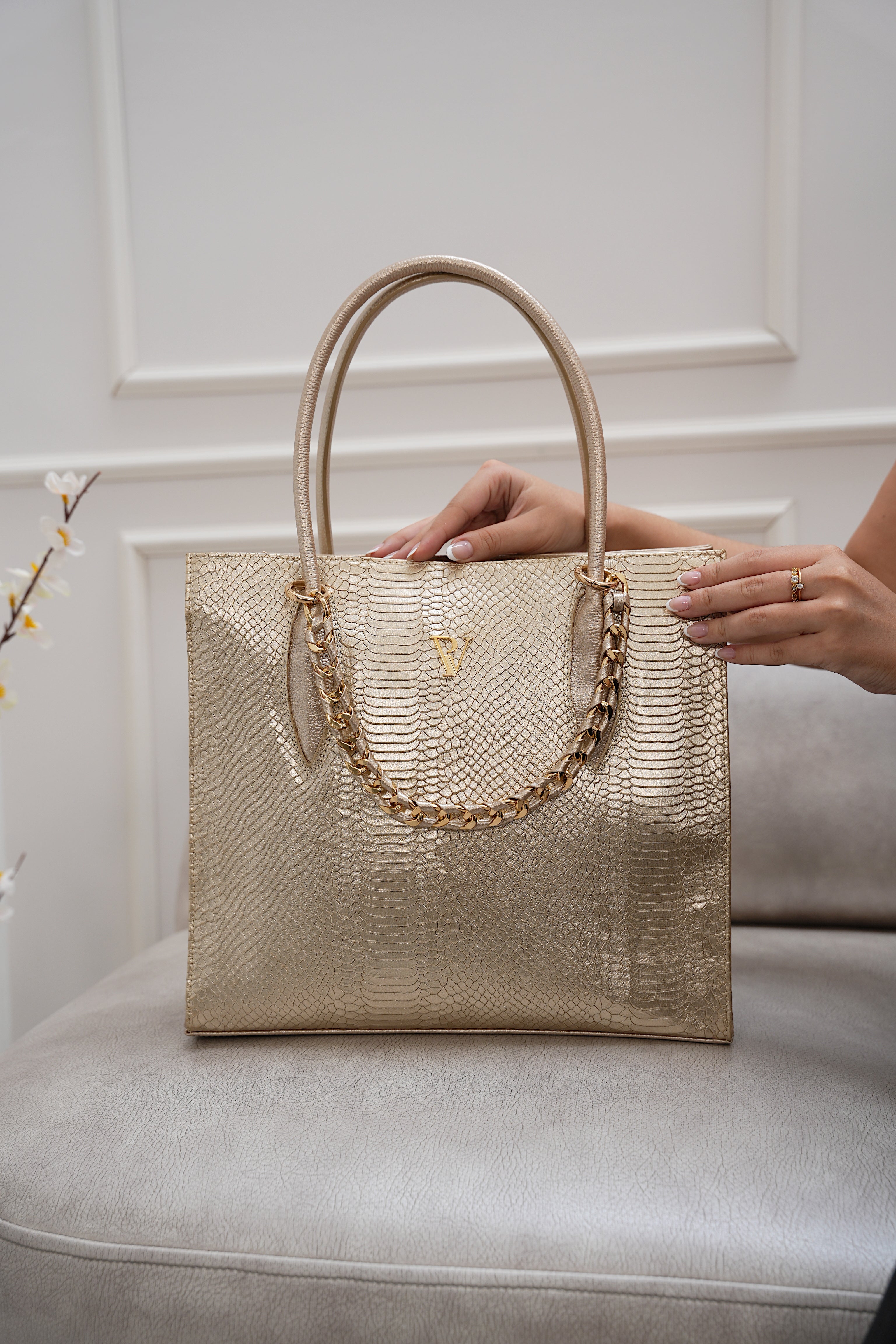 Bolso en cuero dorado de lujo moderno