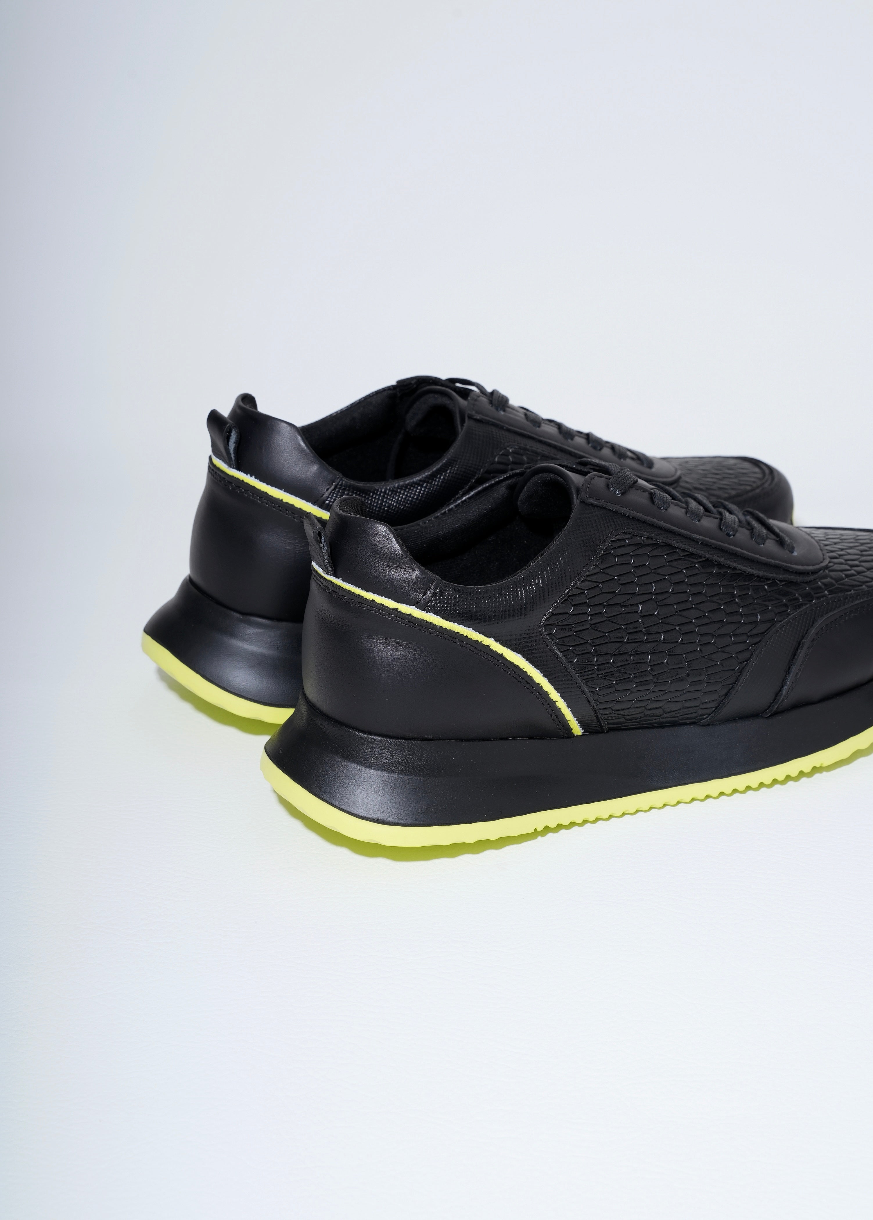 Tenis Origen Negro Neón en Cuero para hombre