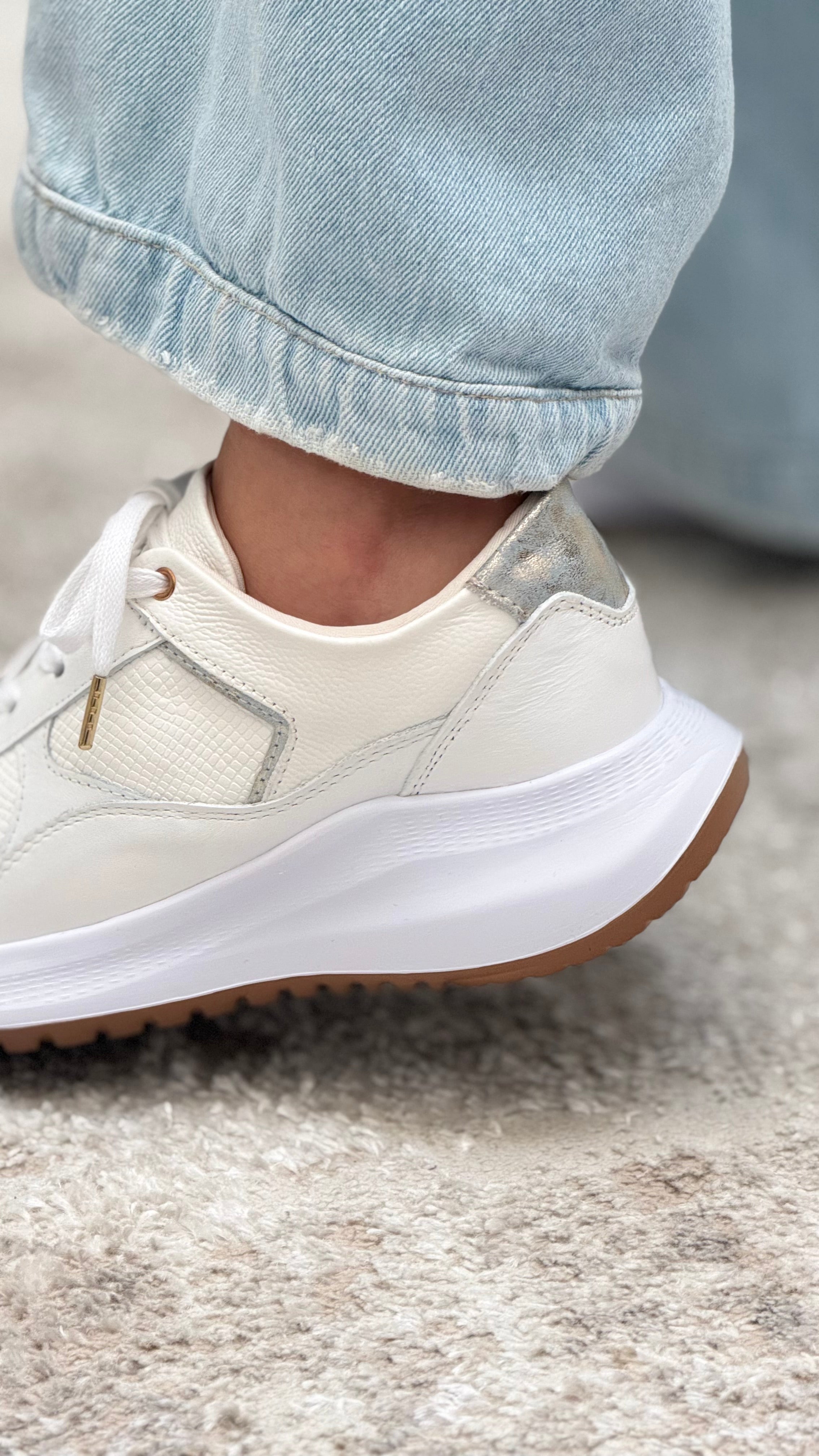 Luciana Blanco Folia Celeste Tenis en Cuero