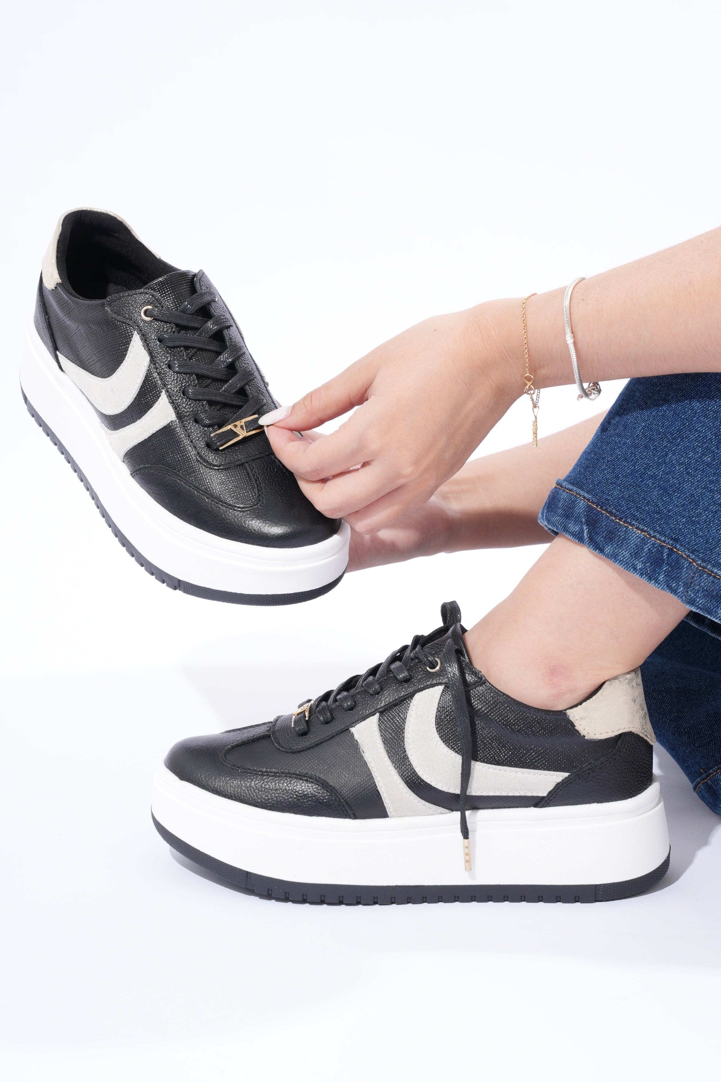 Tenis Milán negro toscana oro SOFY