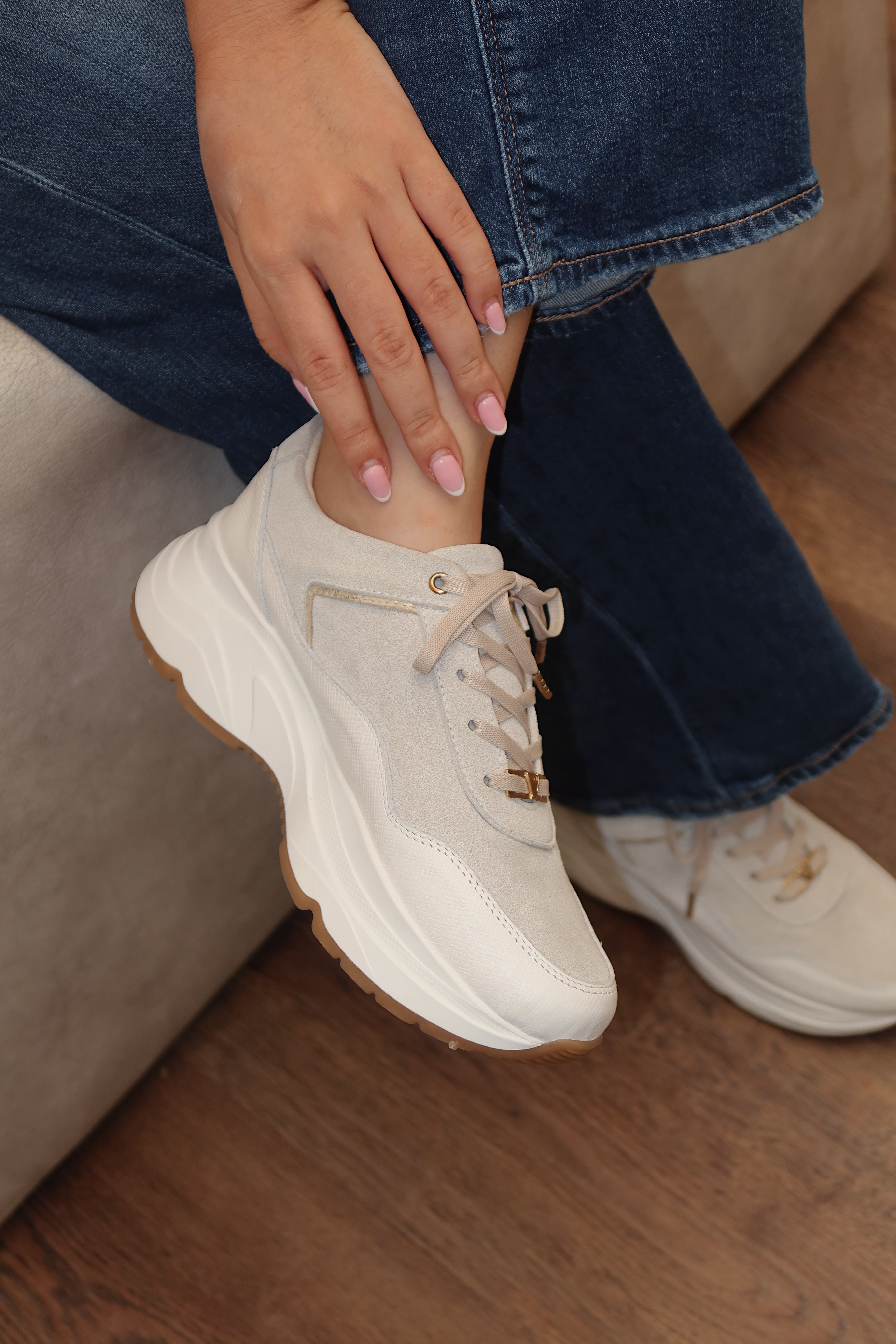 Tenis Luciana Blanco Carnaza Arena Oro Cuero