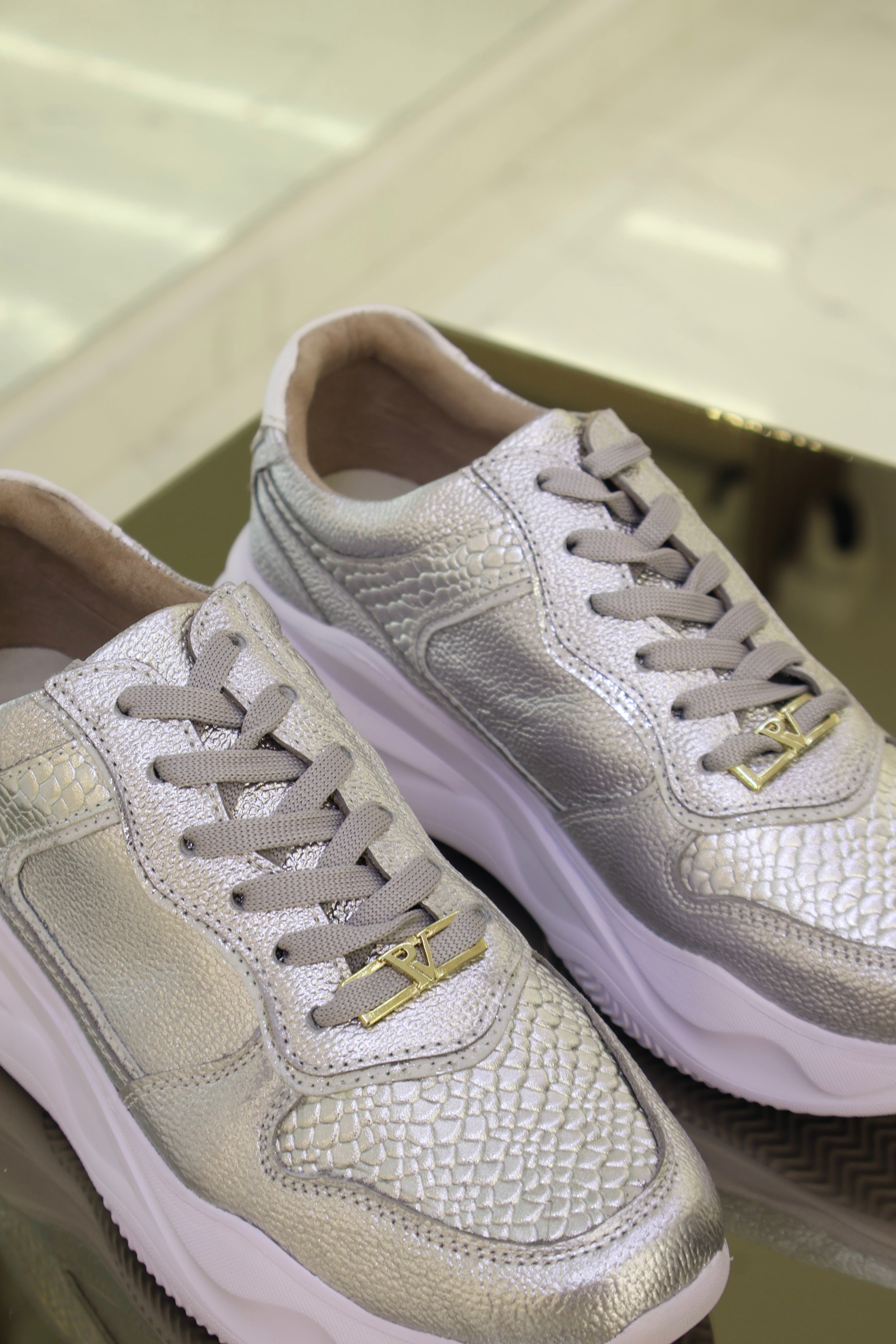 Tenis de cuero Romeo plata folia Liz blanco