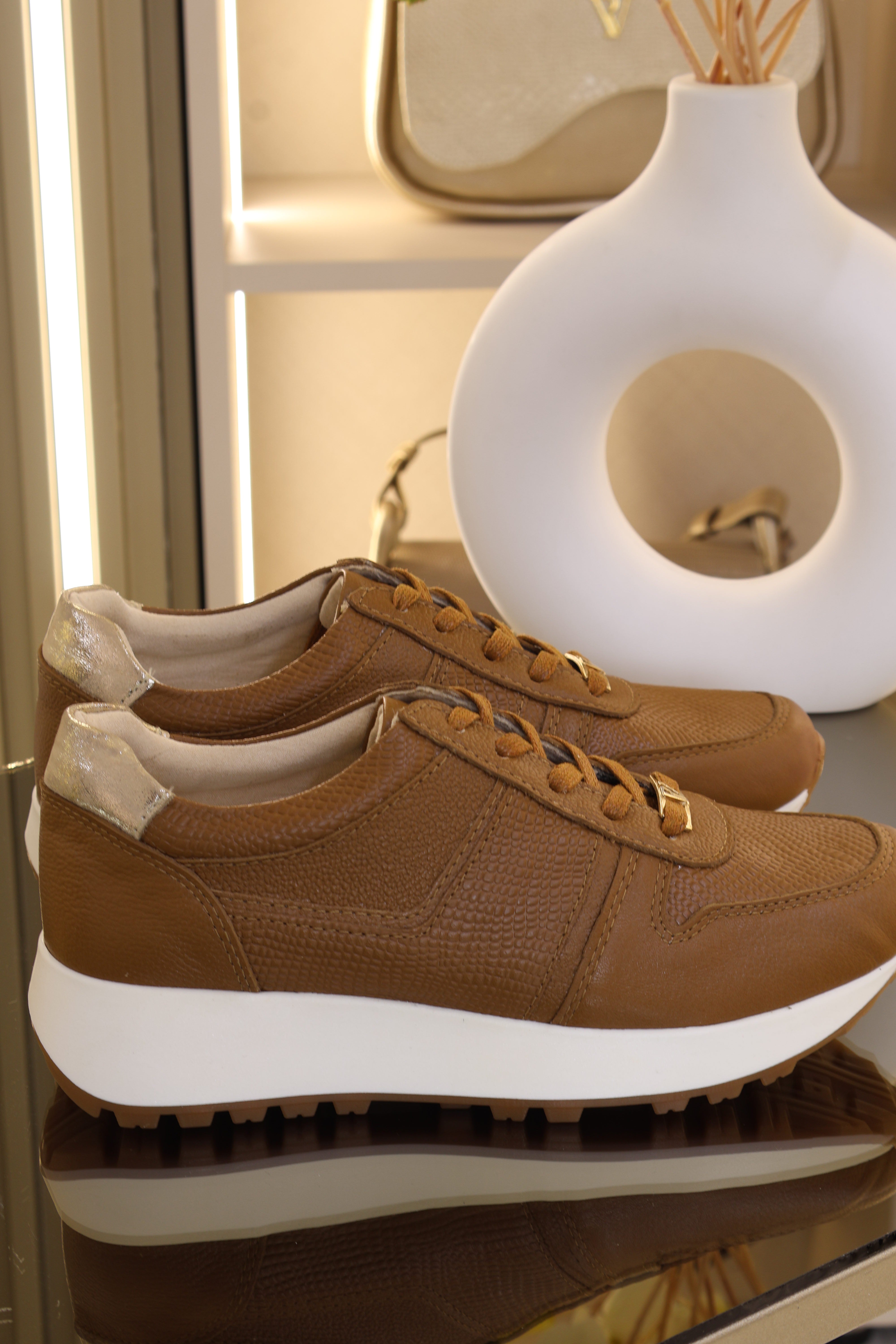 Tenis coco Miel x Champán en cuero
