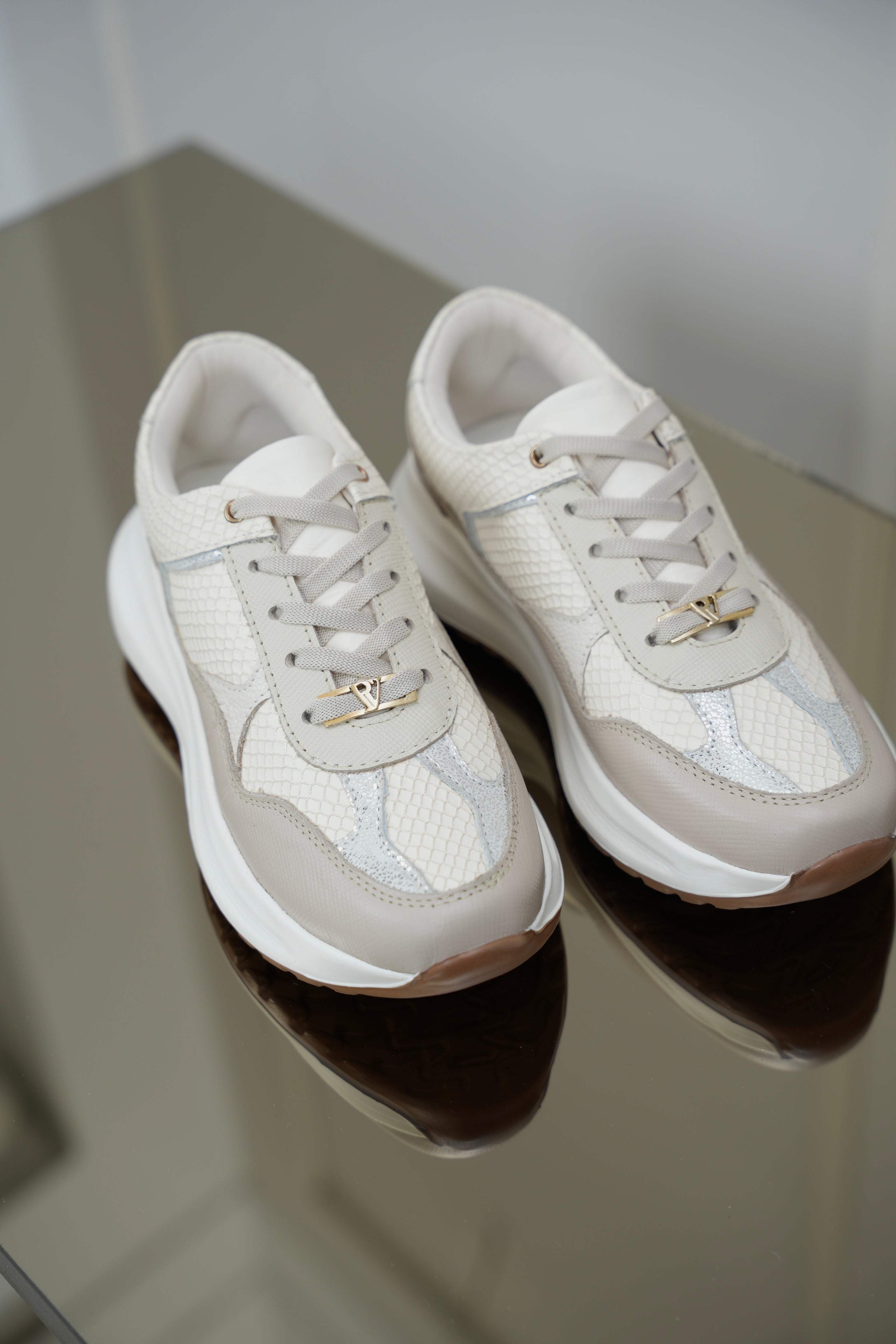 Luciana Toscana Talco Folia Plata Tenis en Cuero