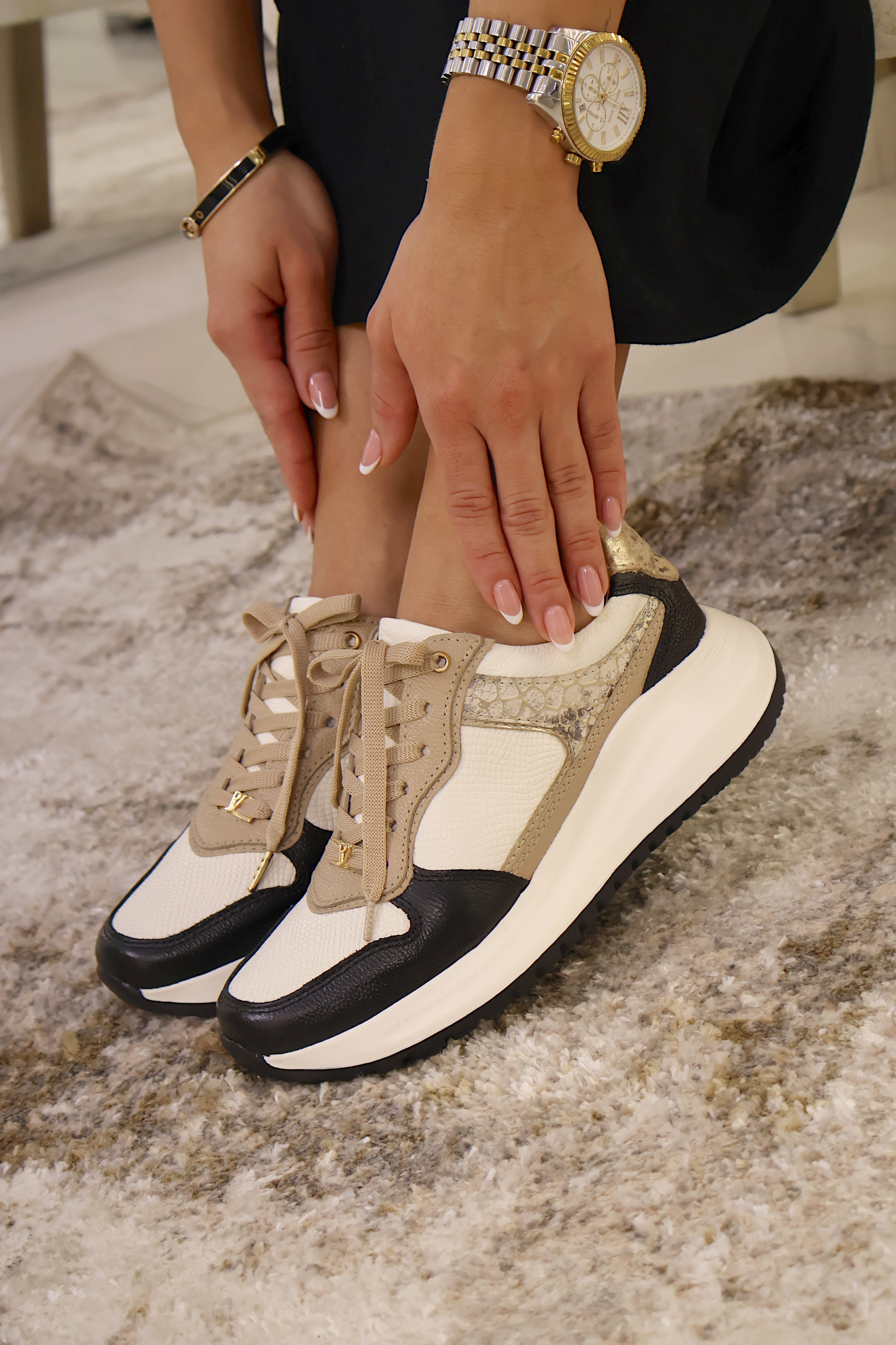 Tenis Romeo Negro Folia Taupe en cuero