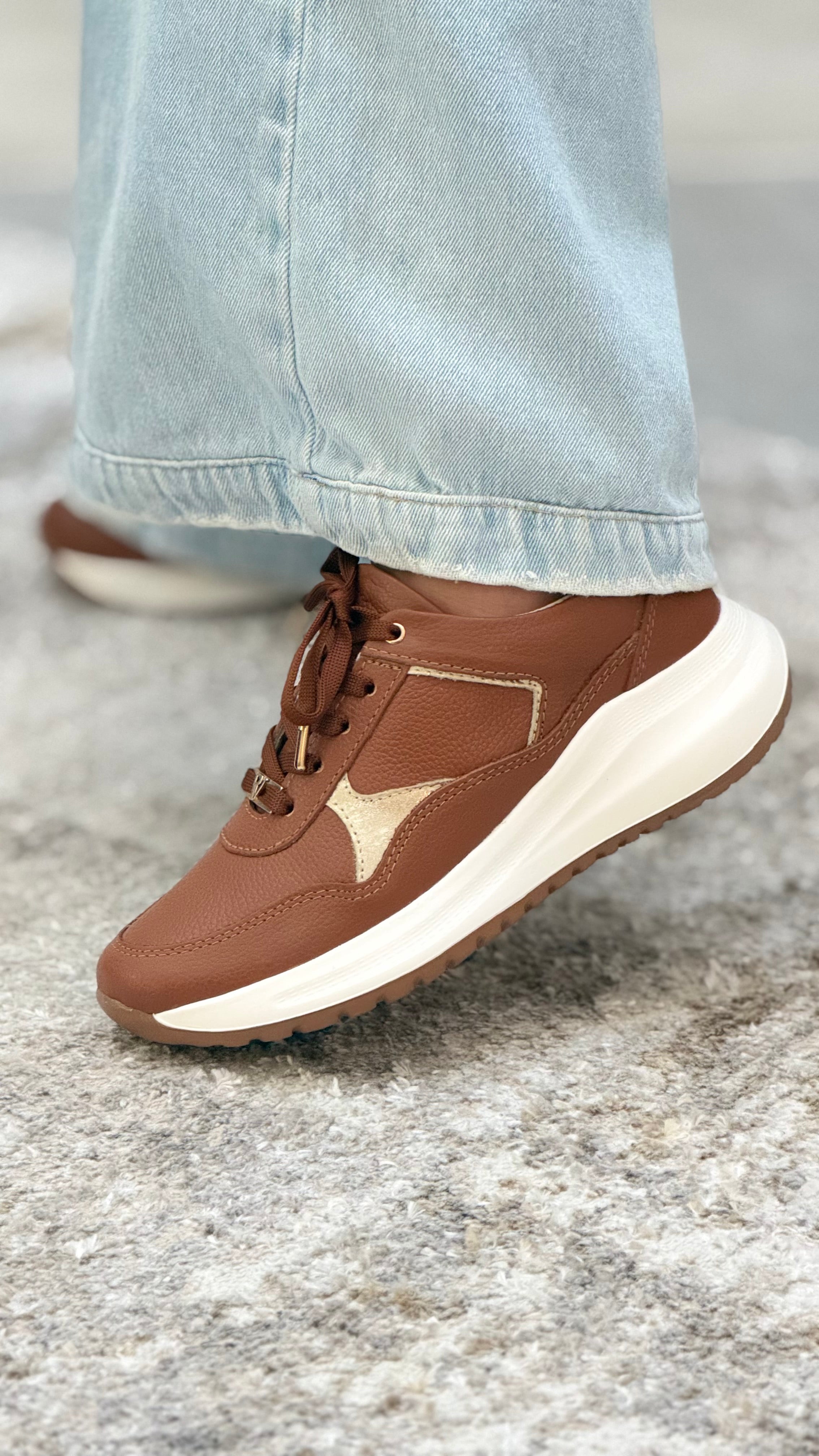 Luciana Miel Tenis en Cuero