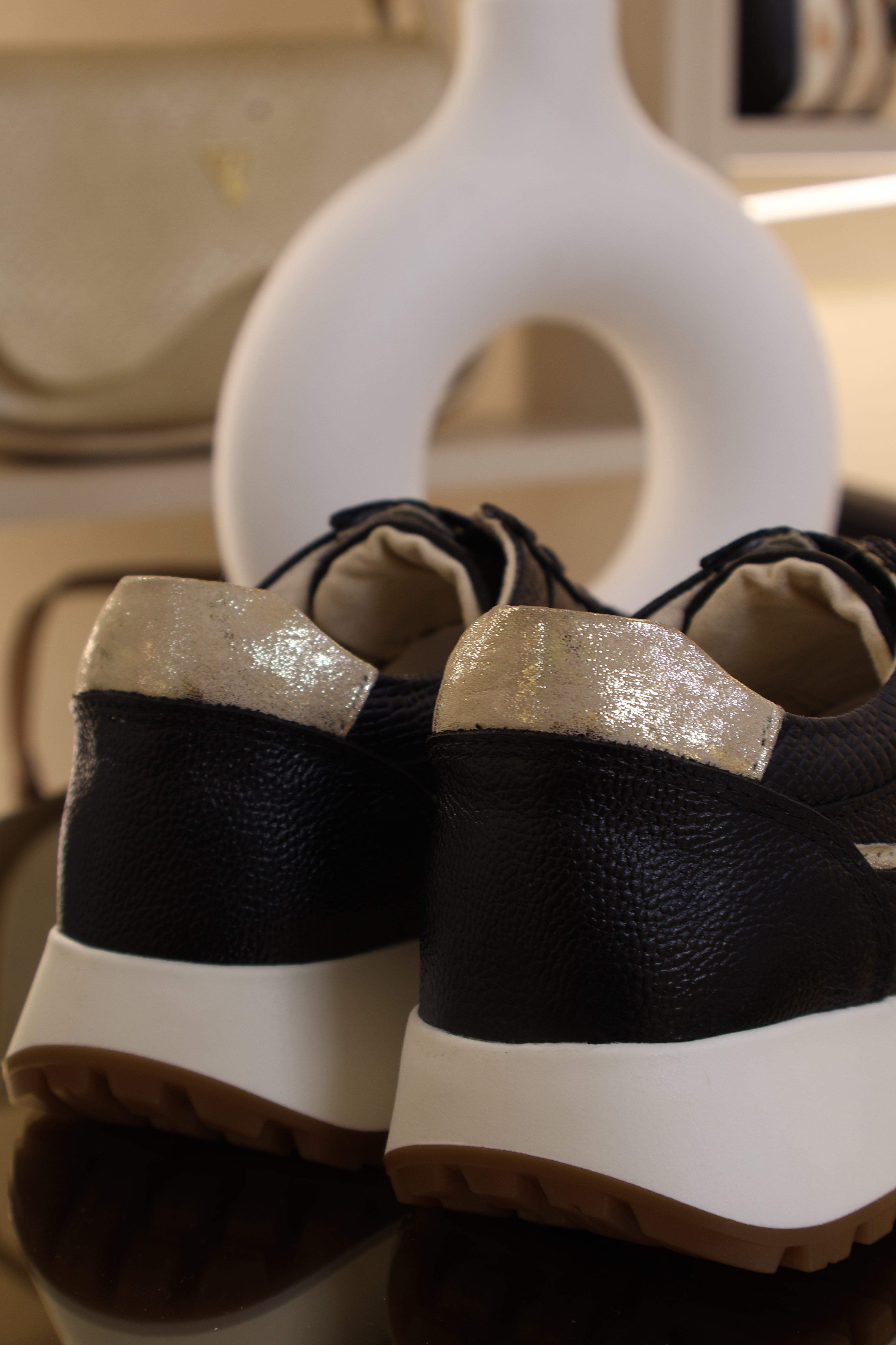 Tenis Coco Negro champan en cuero