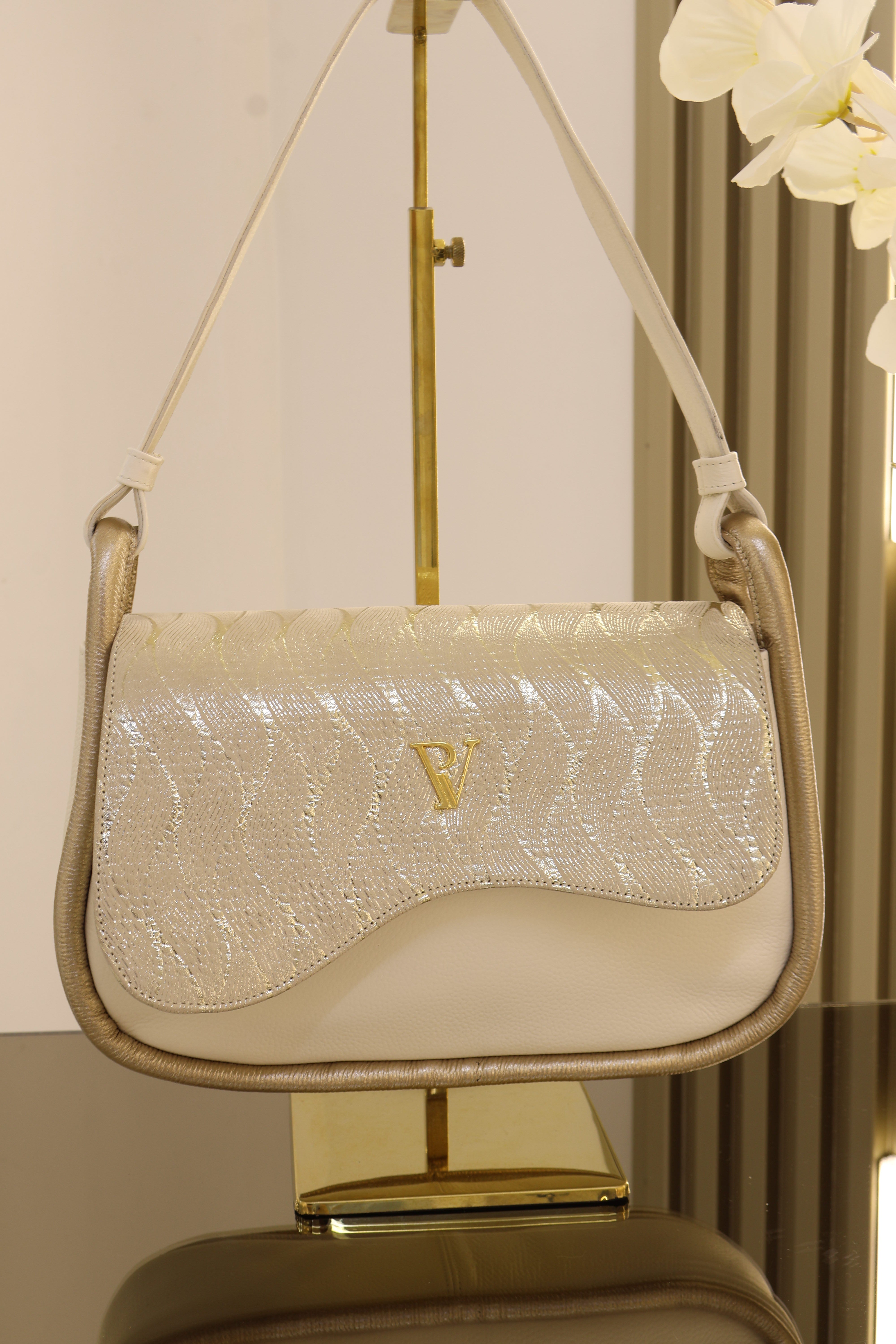 Bolso Moana en cuero Talco oro