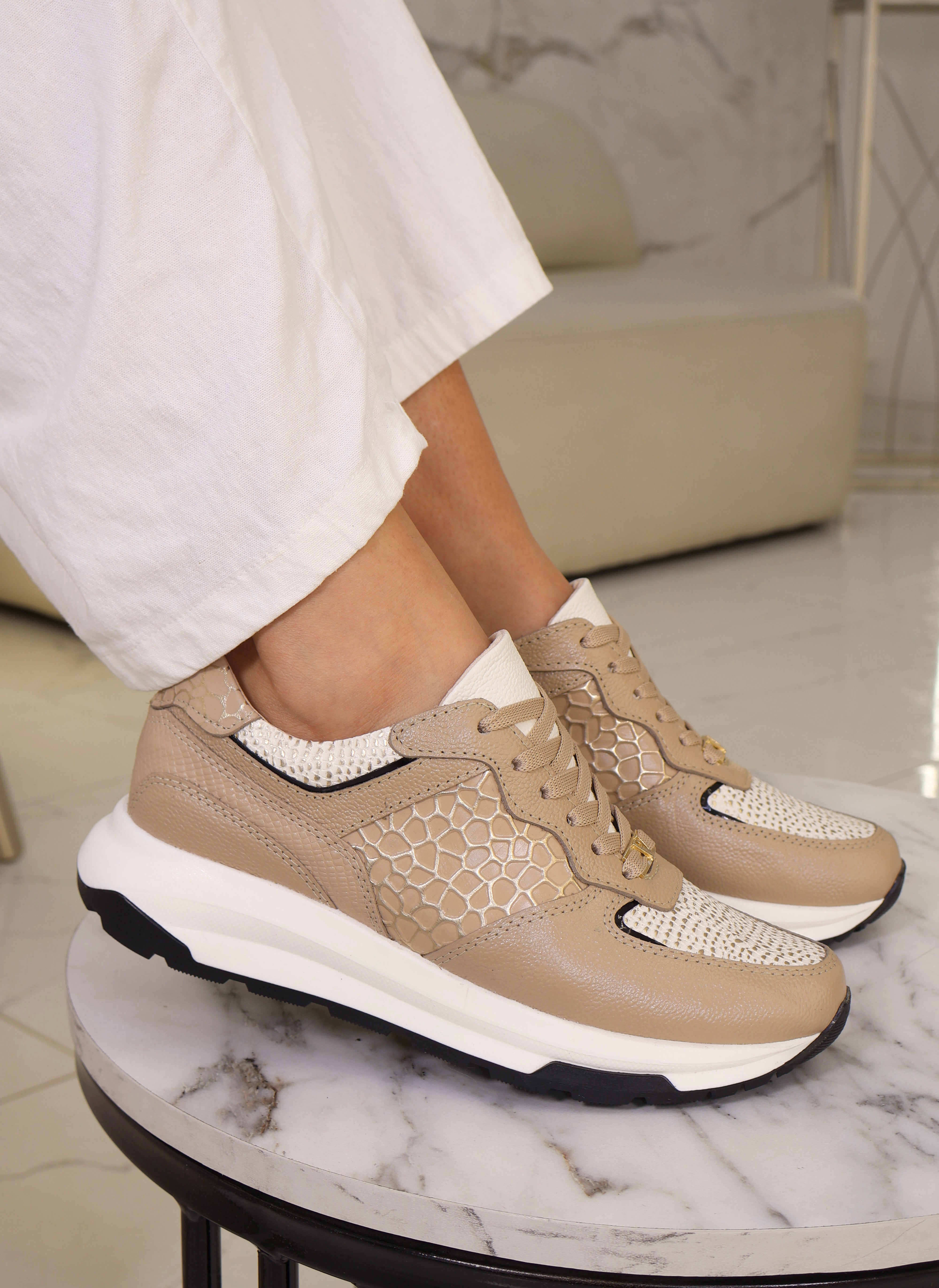 Tenis Milu Taupe Sharon en cuero