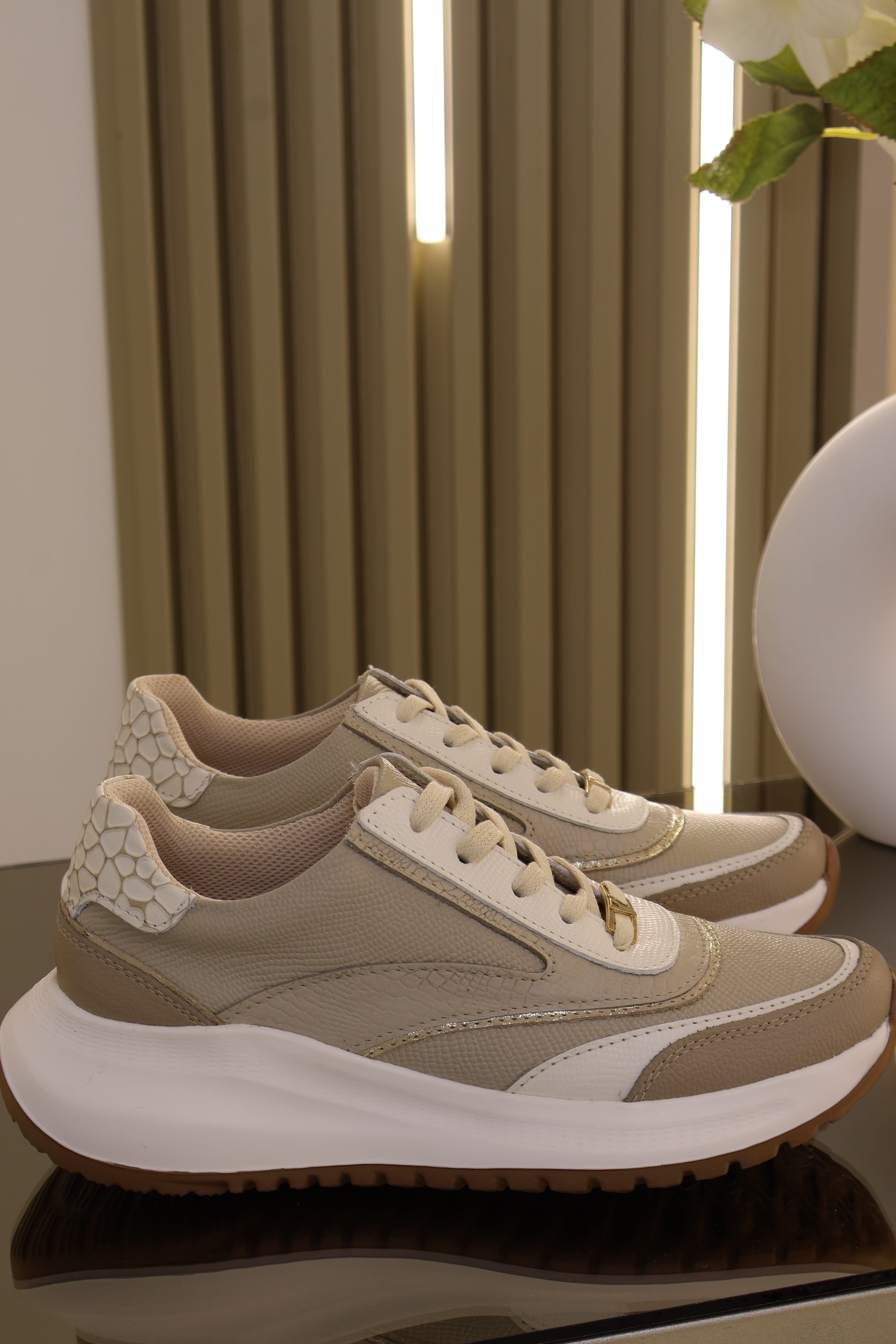 Tenis bariloche taupe arena en cuero