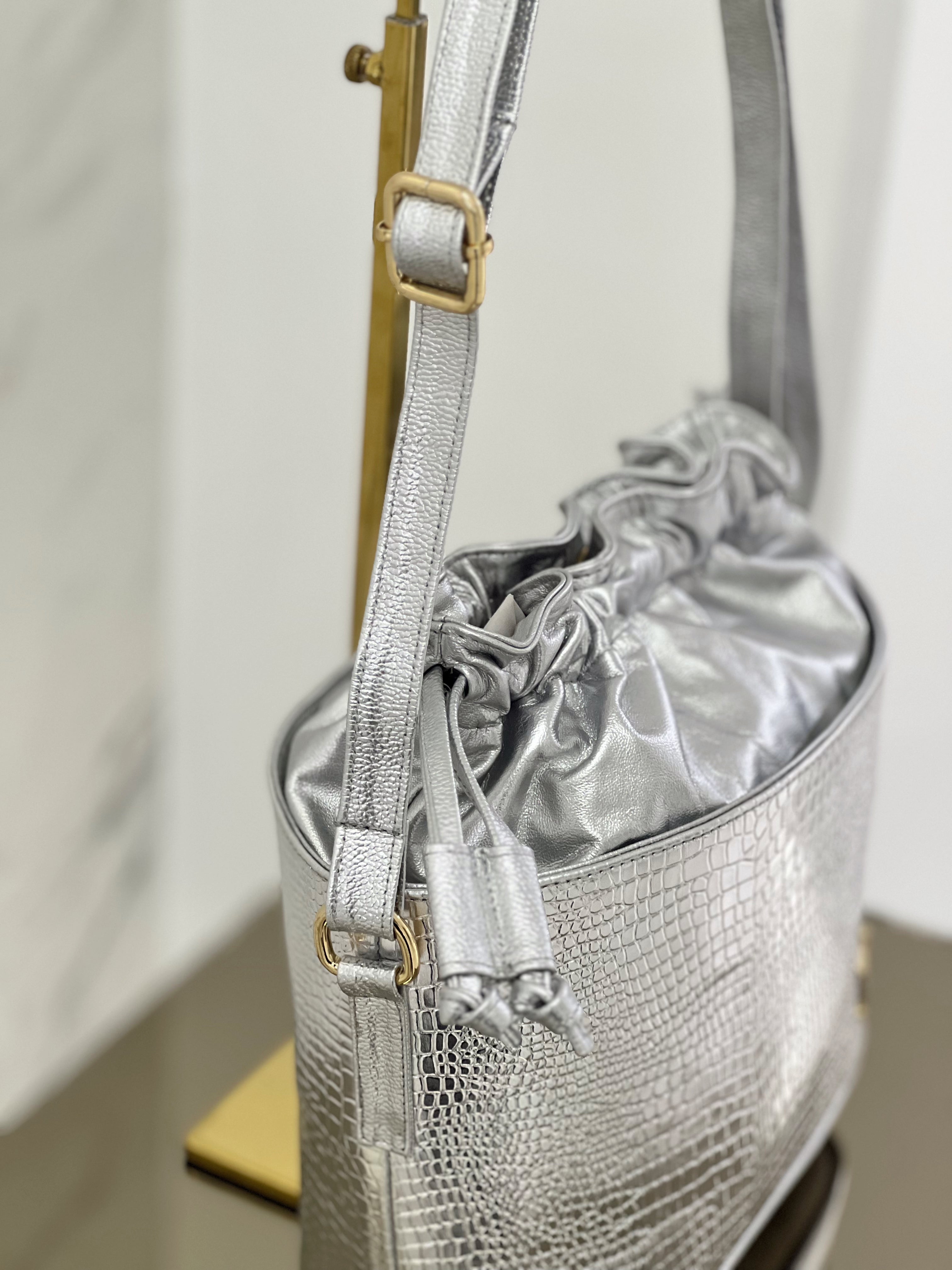 BOLSO BUCKET IRIS EN CUERO PLATA