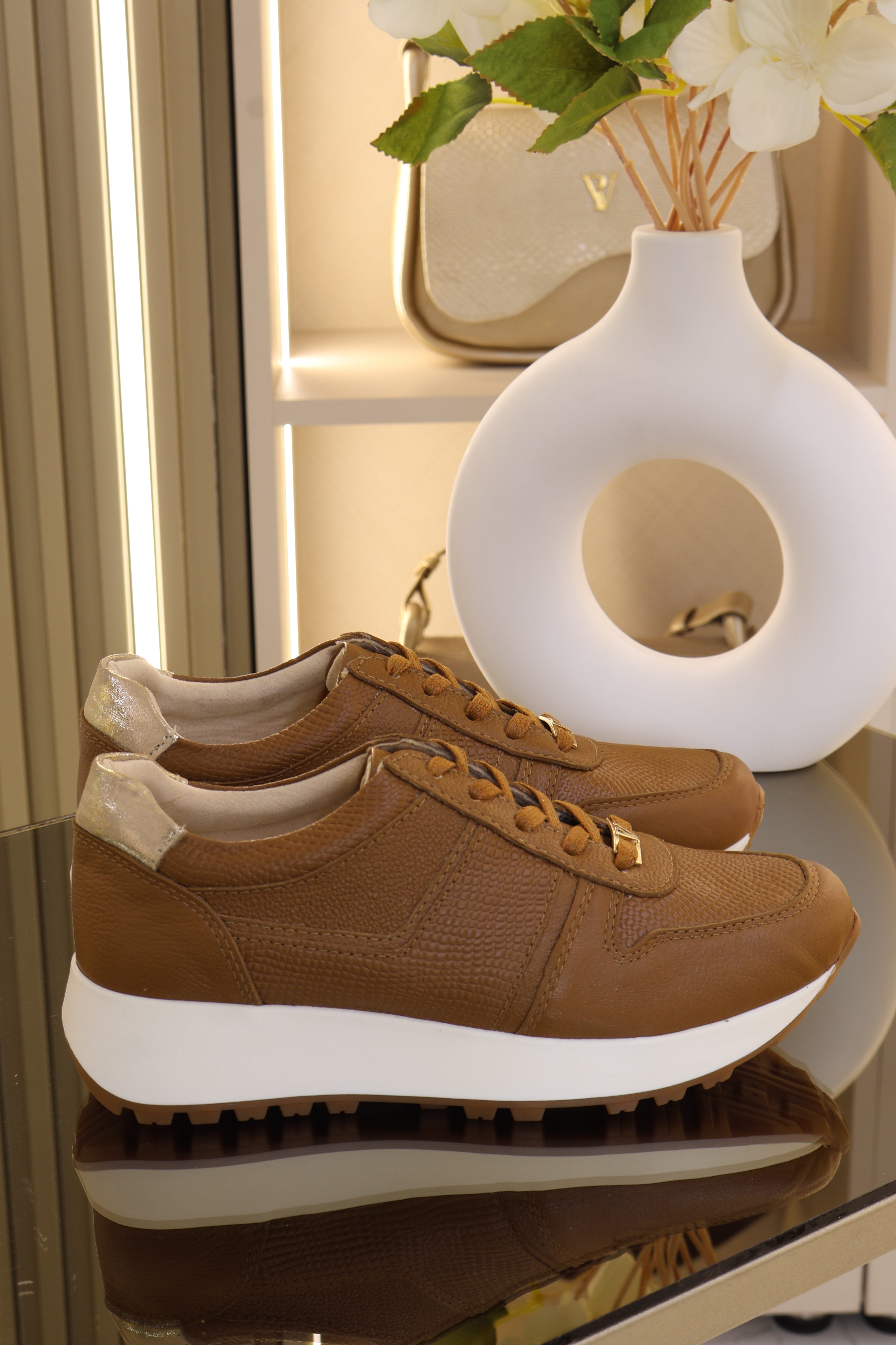Tenis coco Miel x Champán en cuero