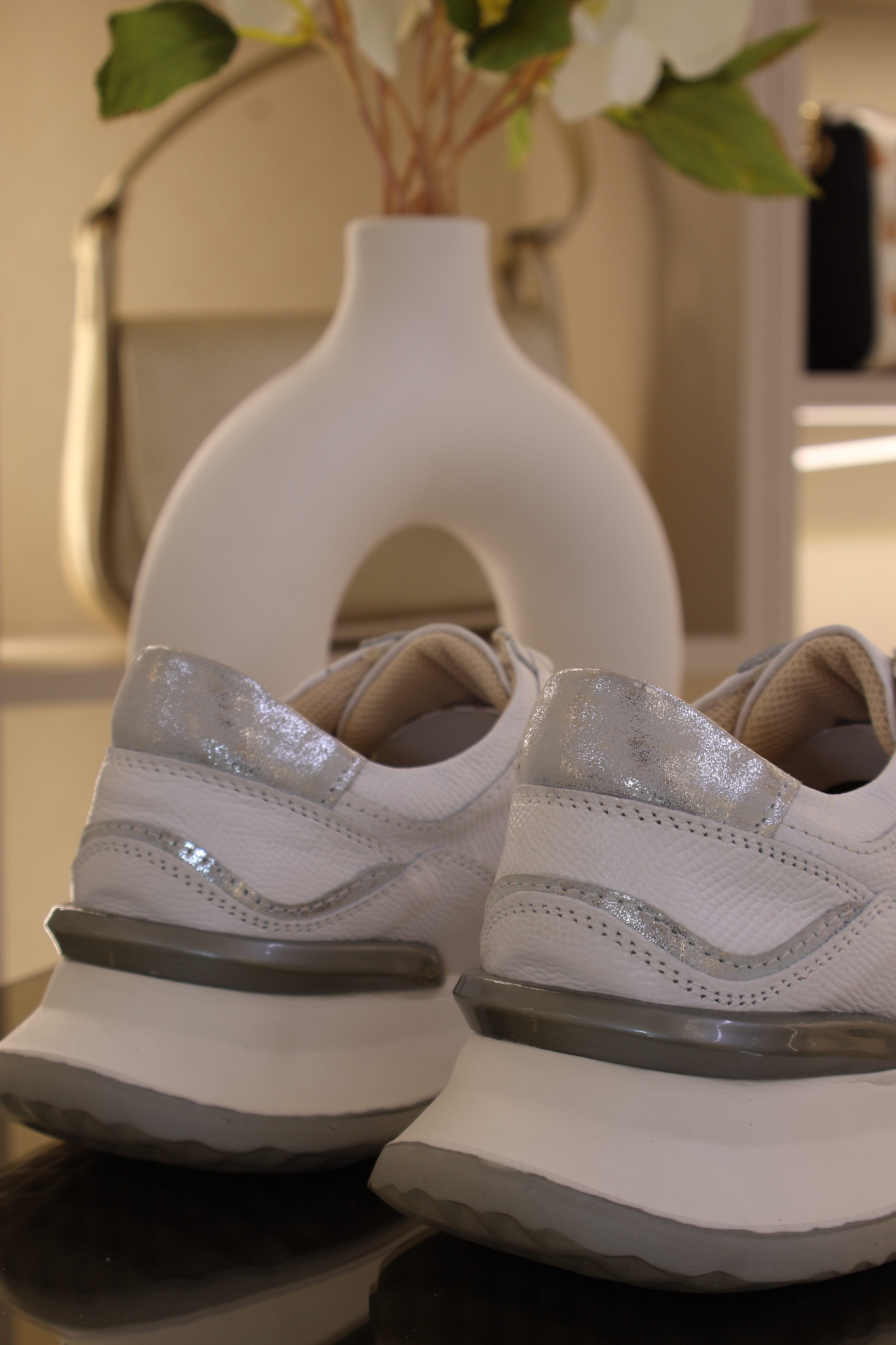 Tenis Denver blanco gris en cuero