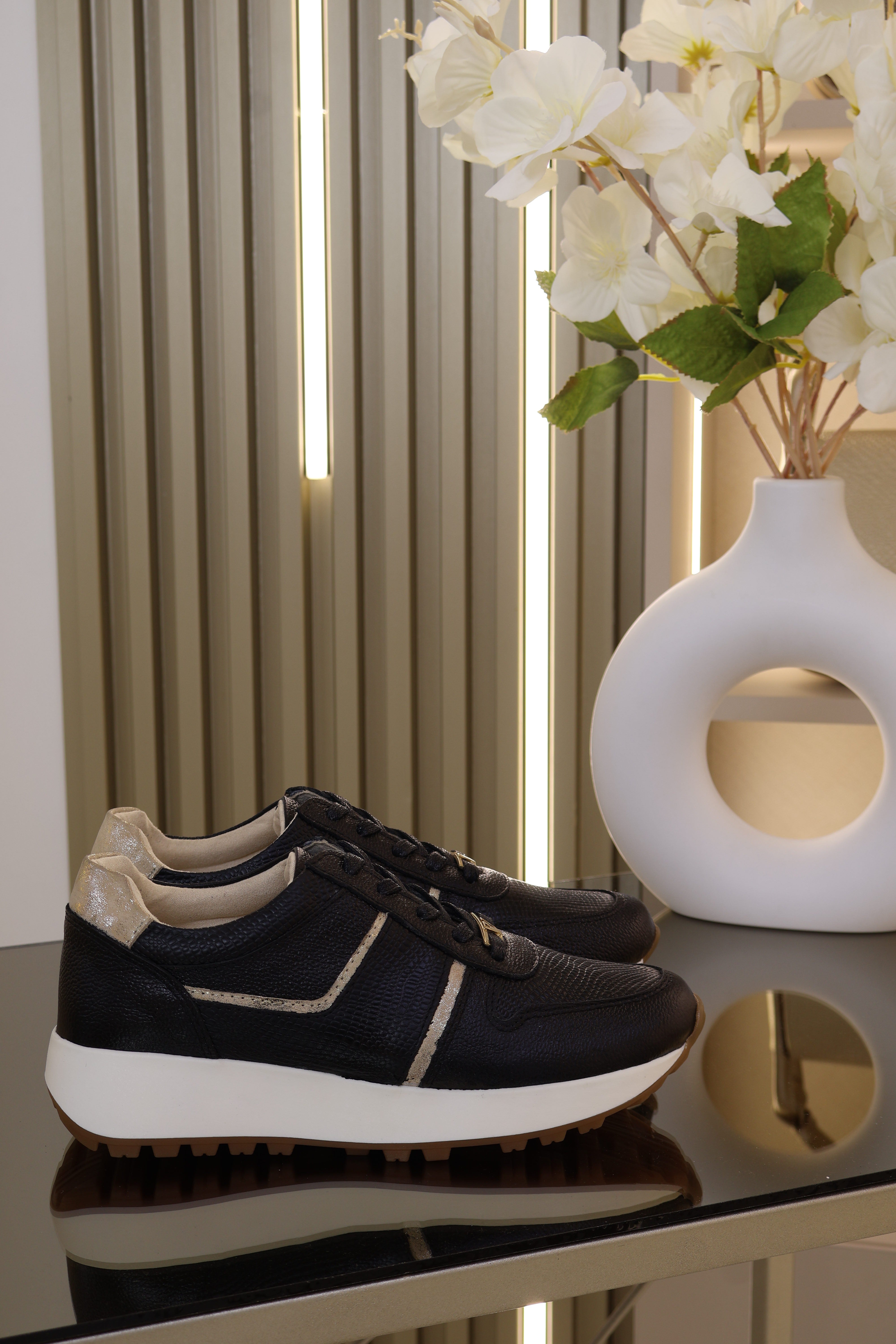 Tenis Coco Negro champan en cuero