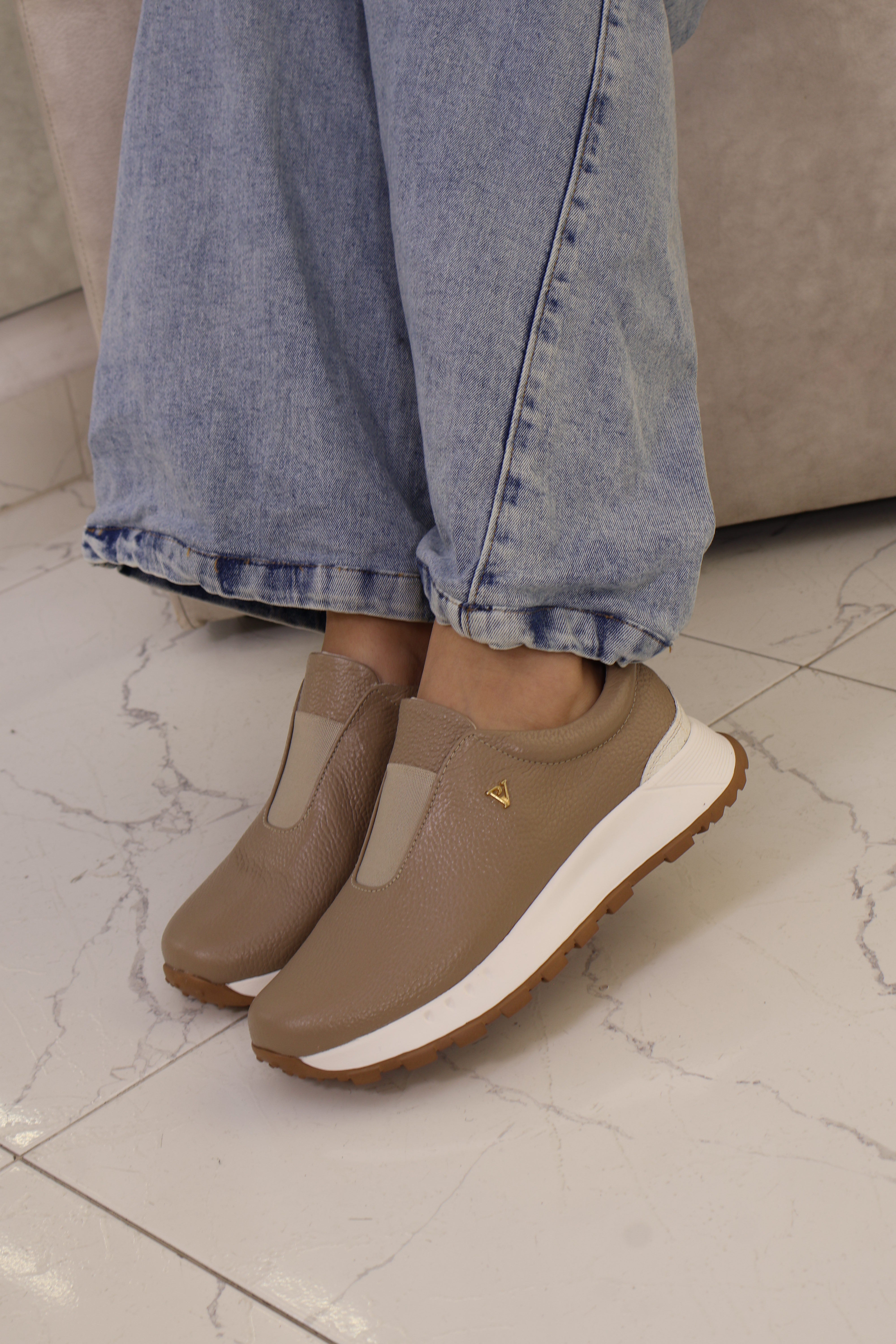 Tenis Helena Taupe en Cuero