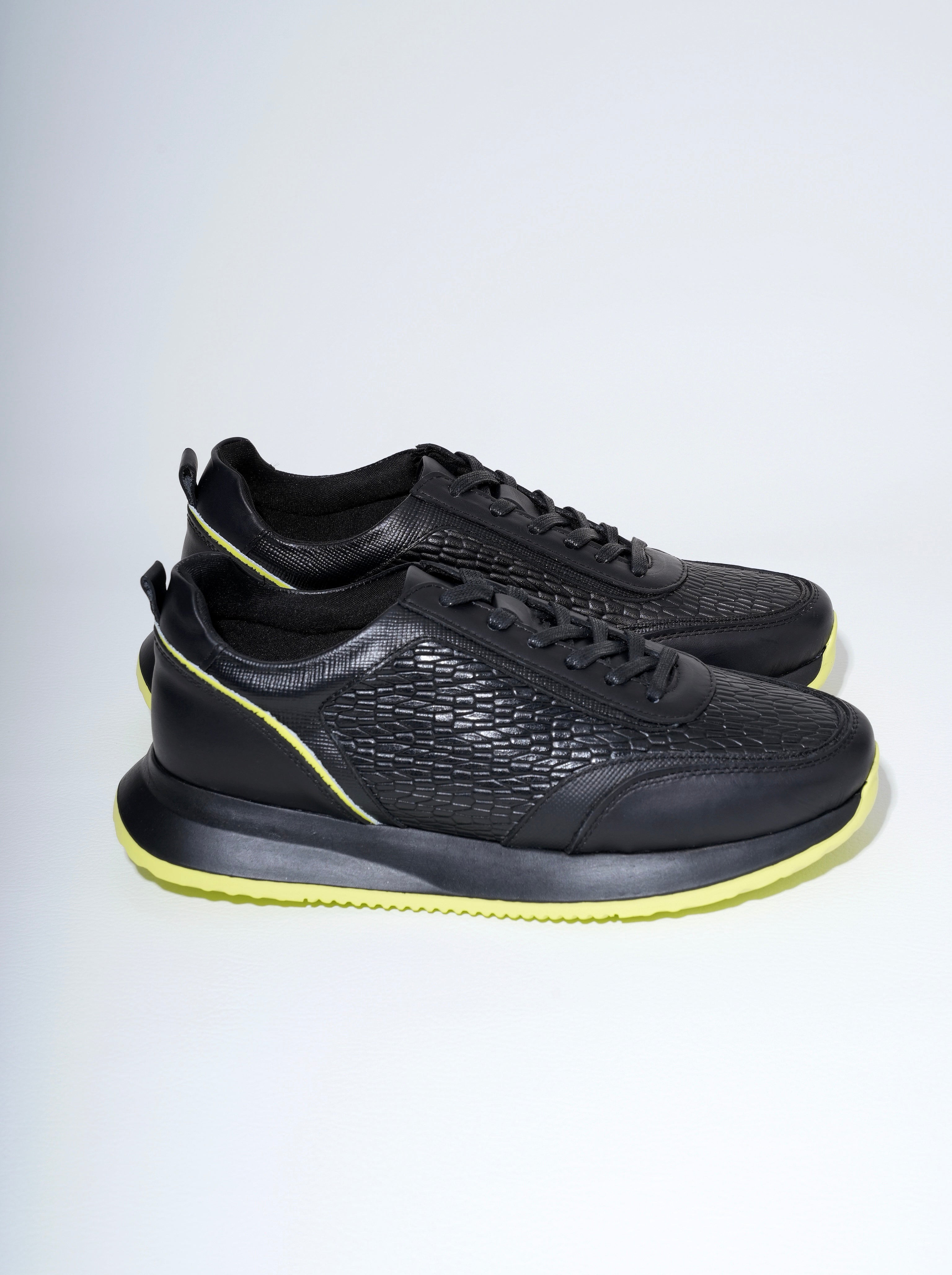 Tenis Origen Negro Neón en Cuero para hombre