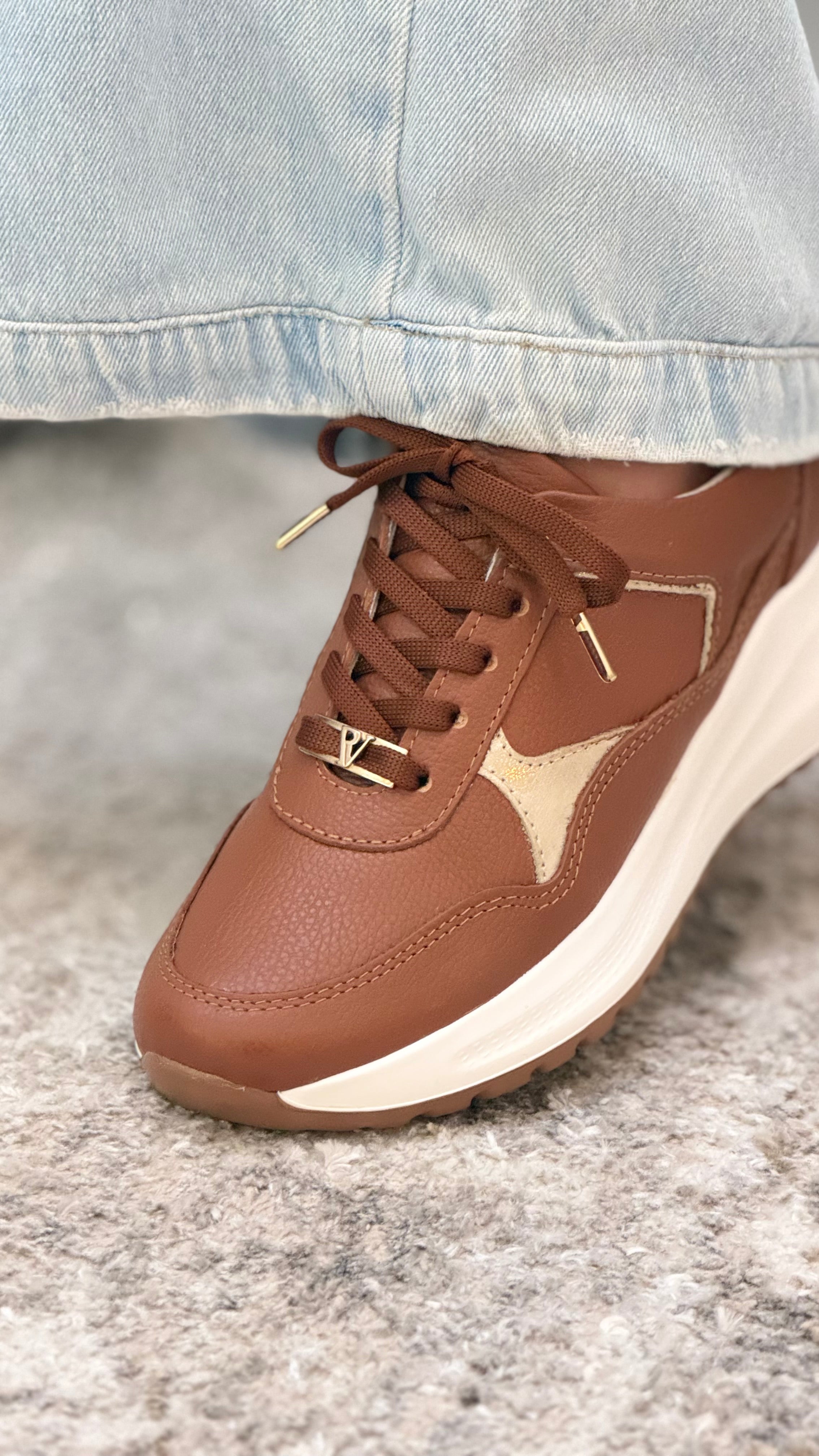 Luciana Miel Tenis en Cuero