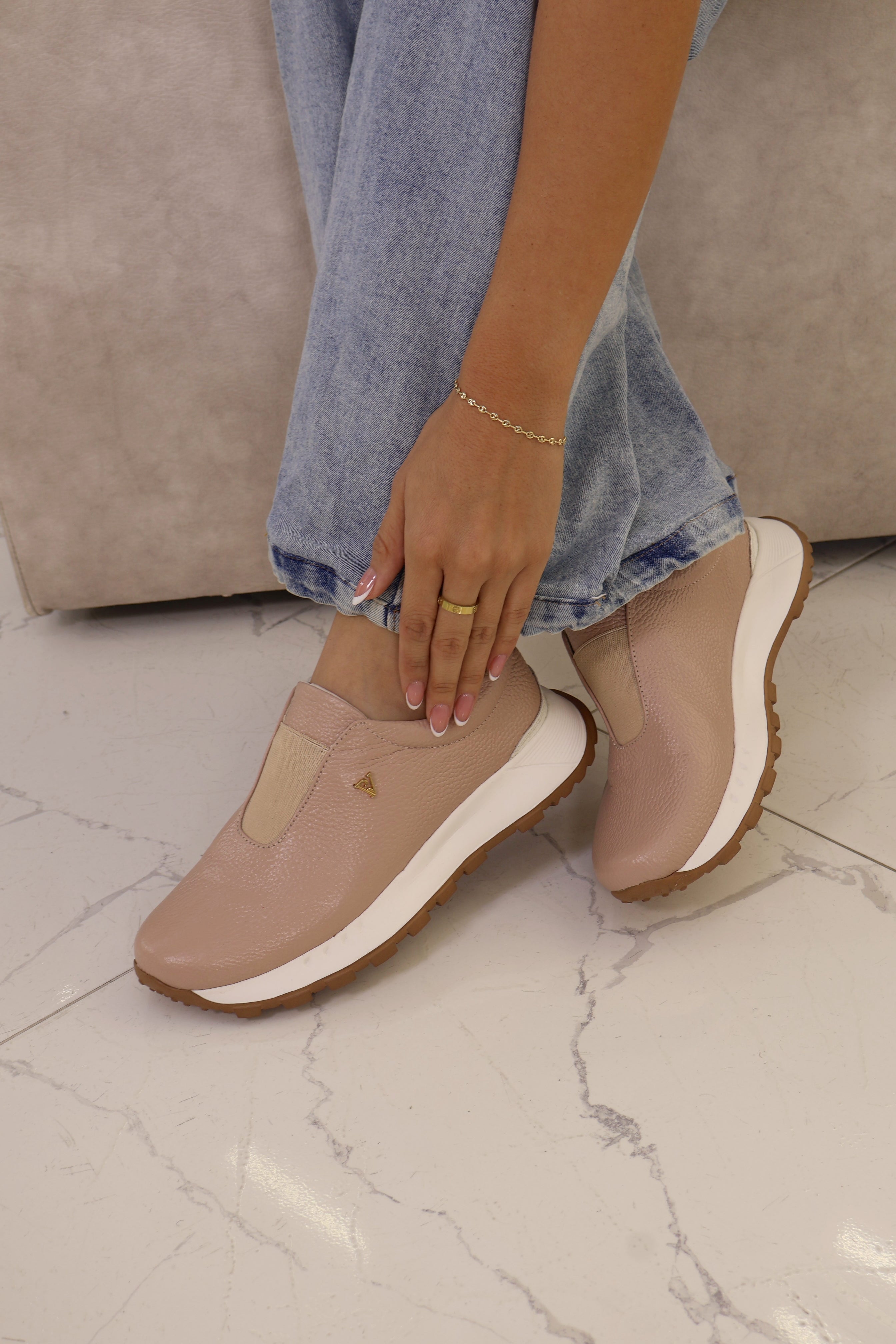 Tenis Helena gold rose en cuero