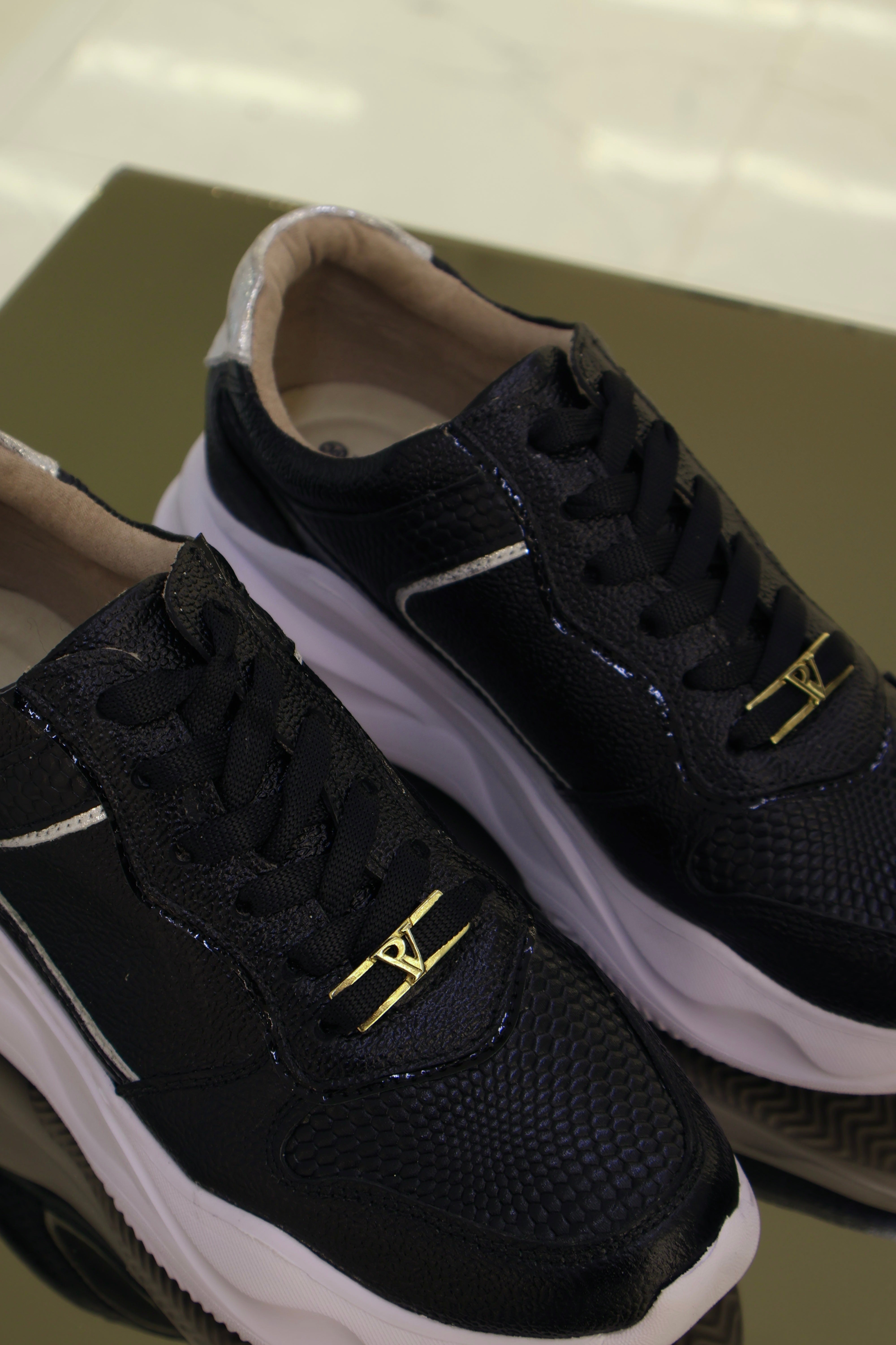Tenis de cuero Romeo negro plata Liz