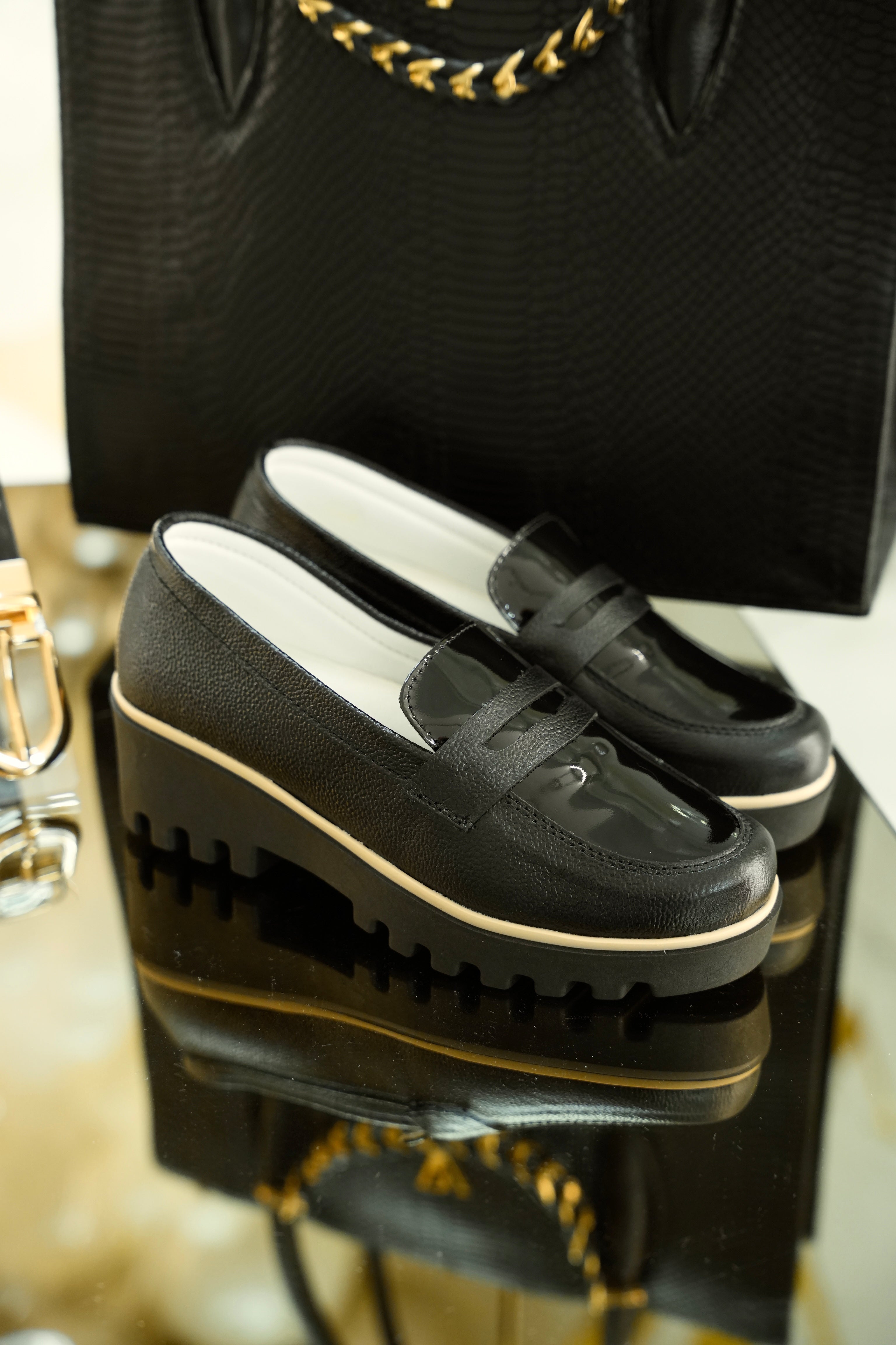 Mocasín Emma Negro Osaka en cuero