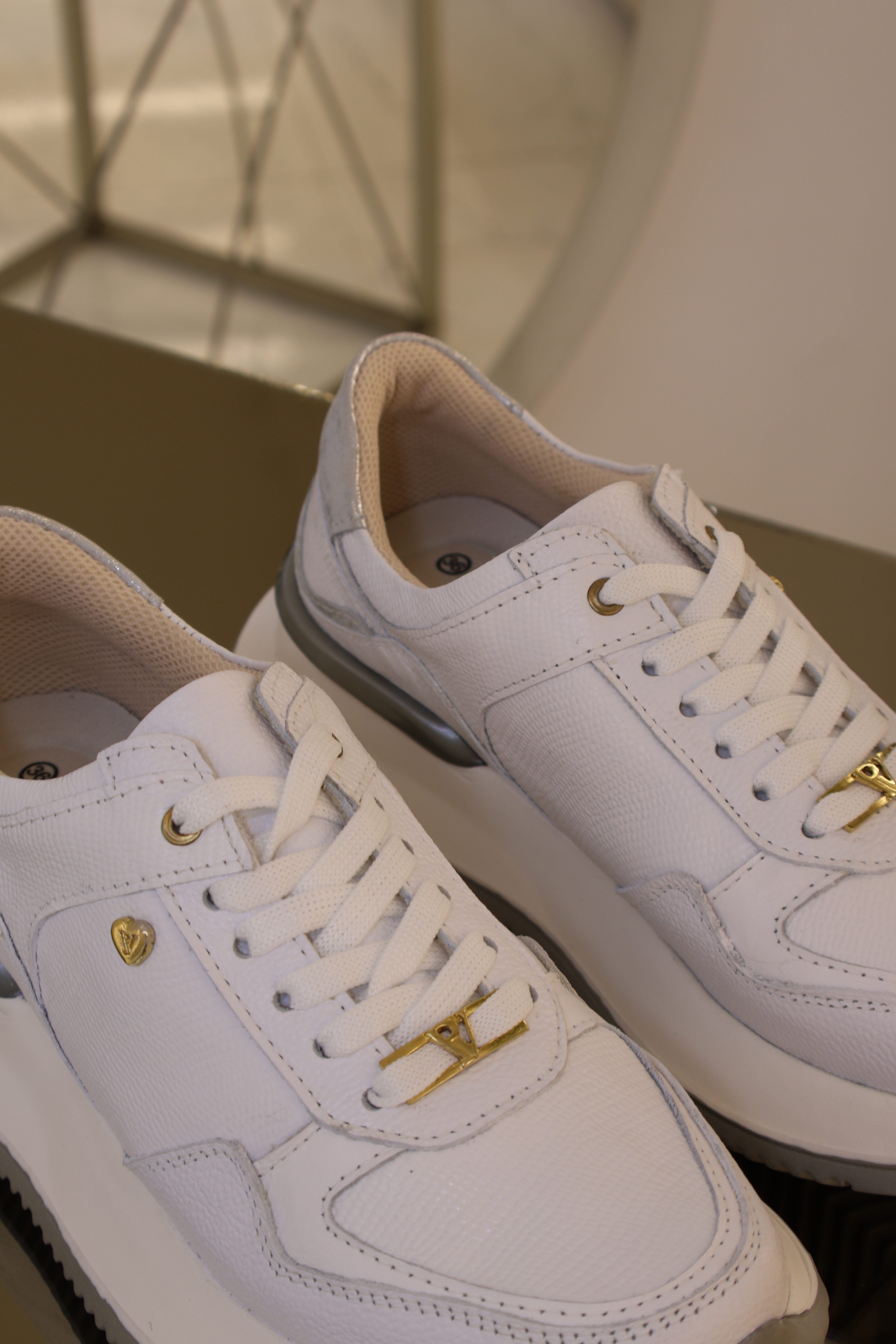 Tenis Denver blanco gris en cuero