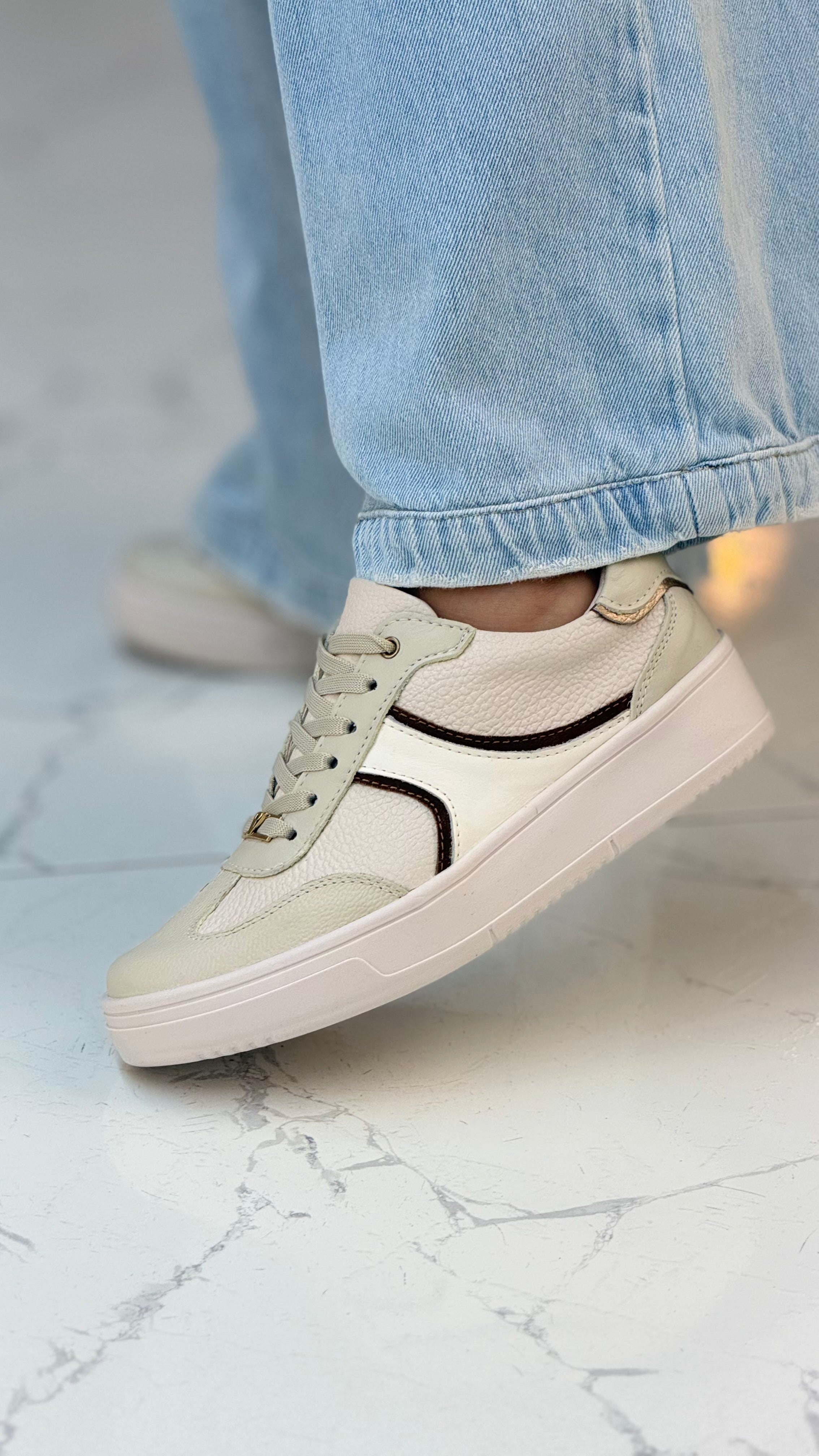 Milán Avena Austria Tenis en Cuero